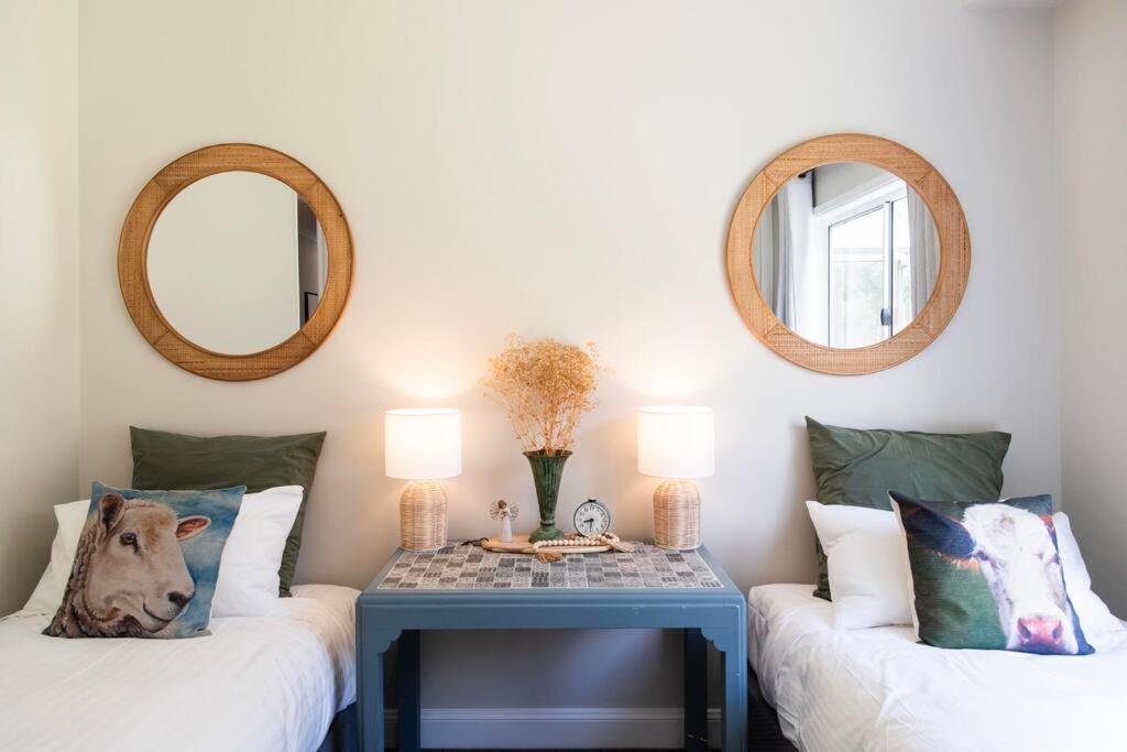 Eight-Bedroom House photo 1