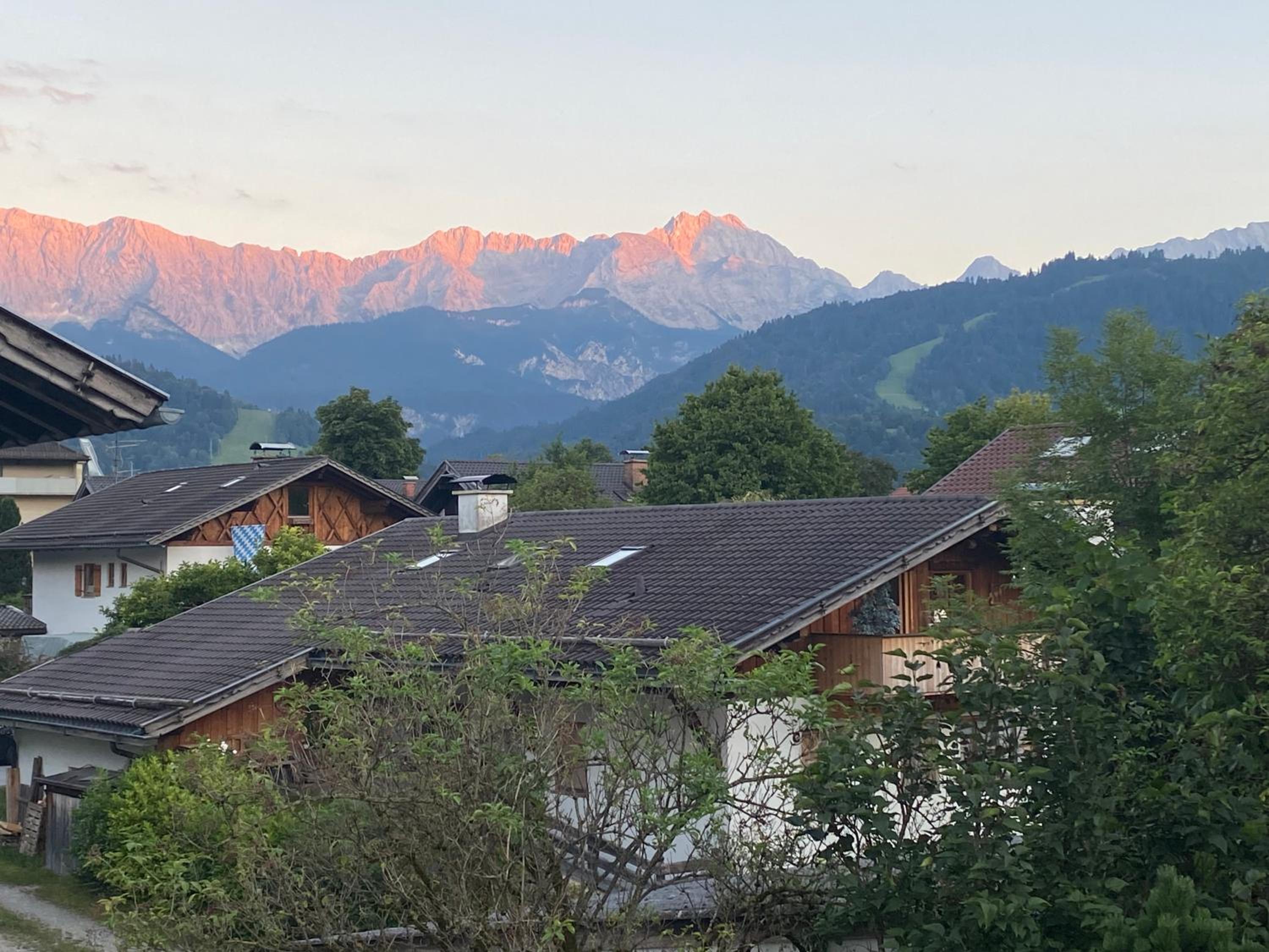 One-Bedroom Apartment with Balcony and Mountain View   photo 2