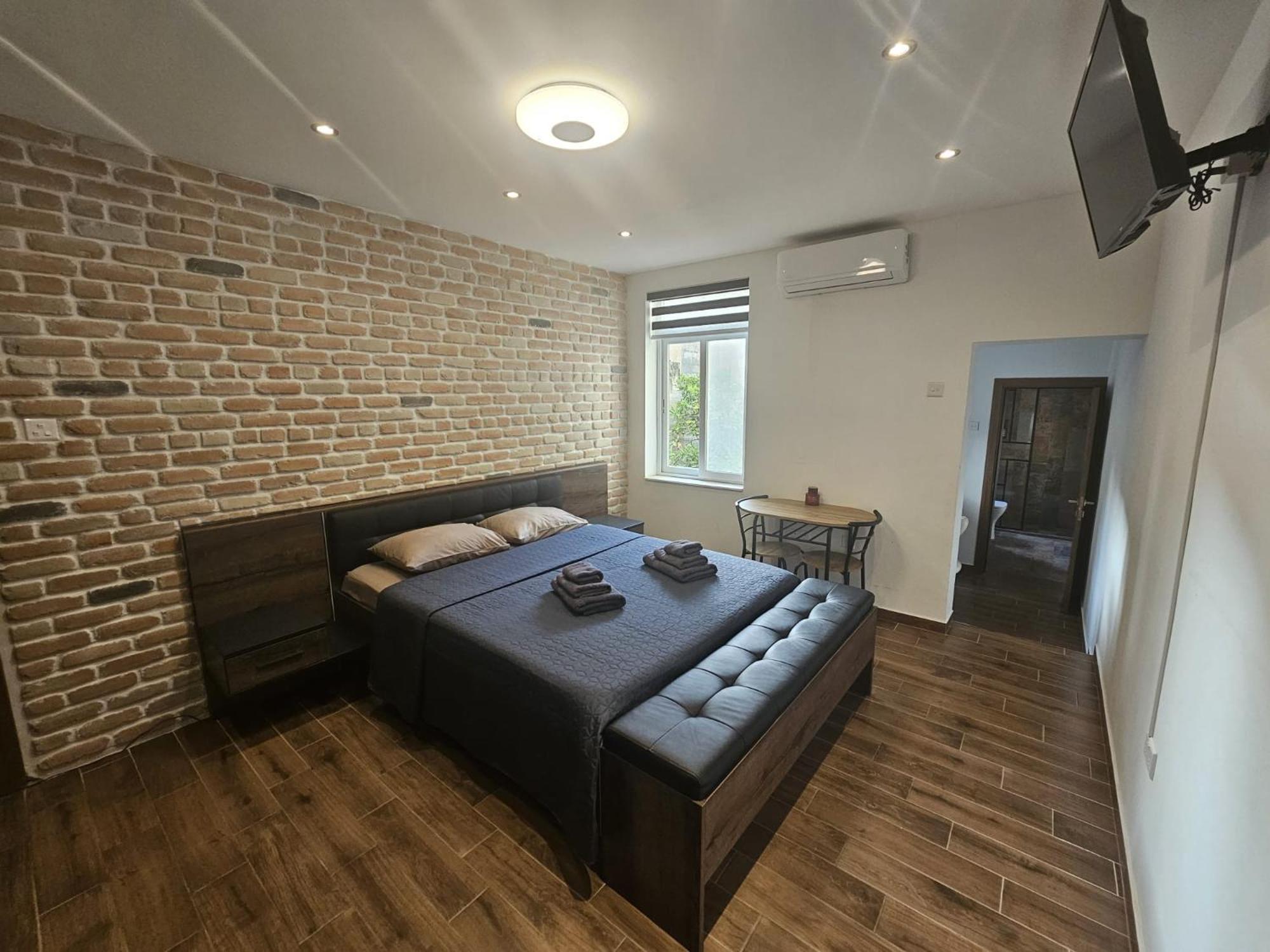 One-Bedroom Apartment photo 1
