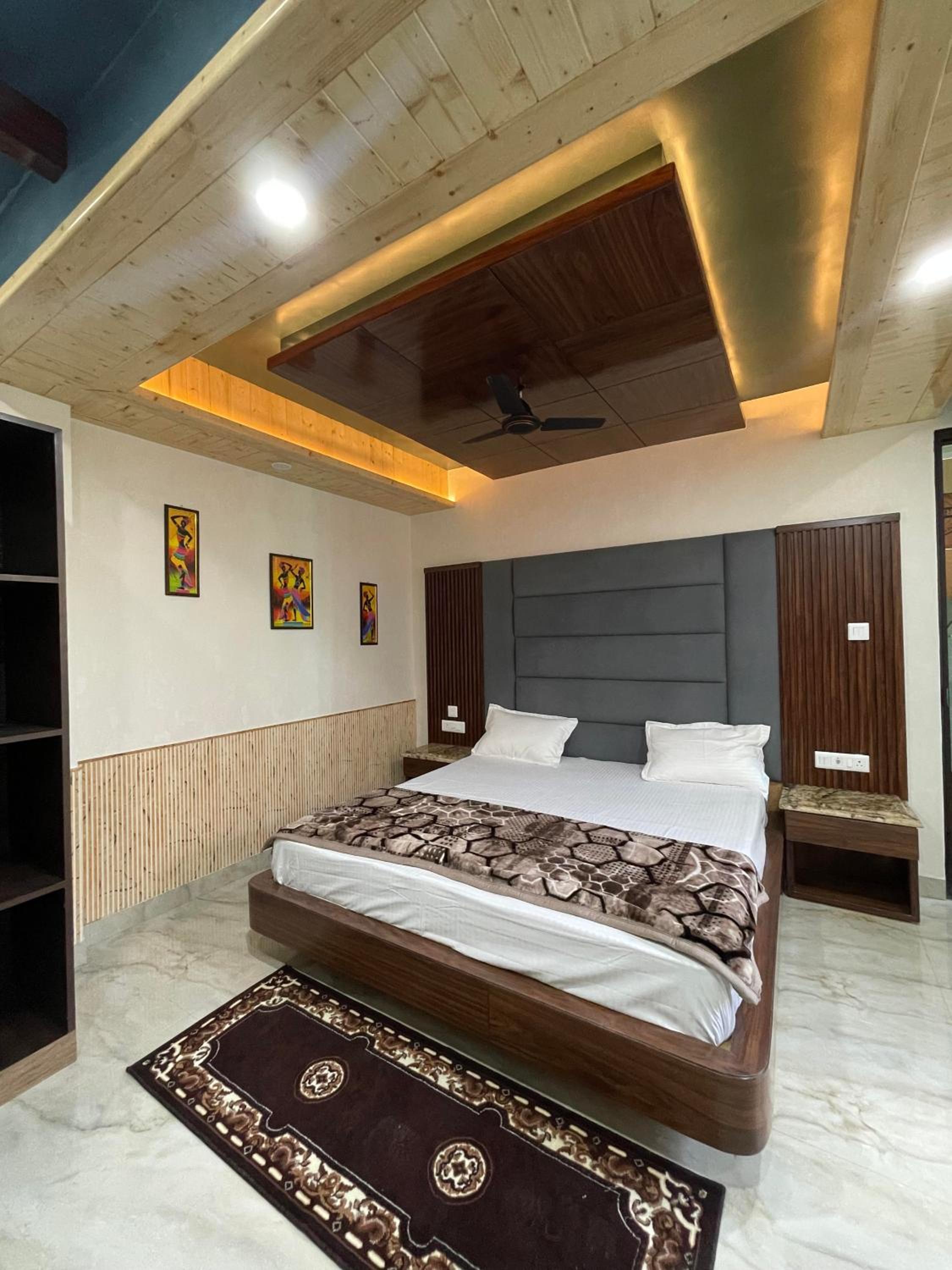 Deluxe King Room photo 2