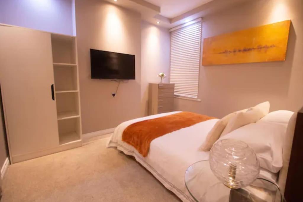 Three-Bedroom Apartment photo 2