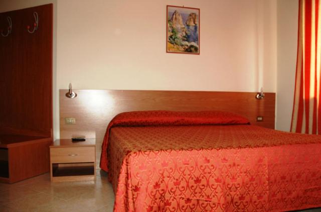 Double or Twin Room with Balcony - Photo 2