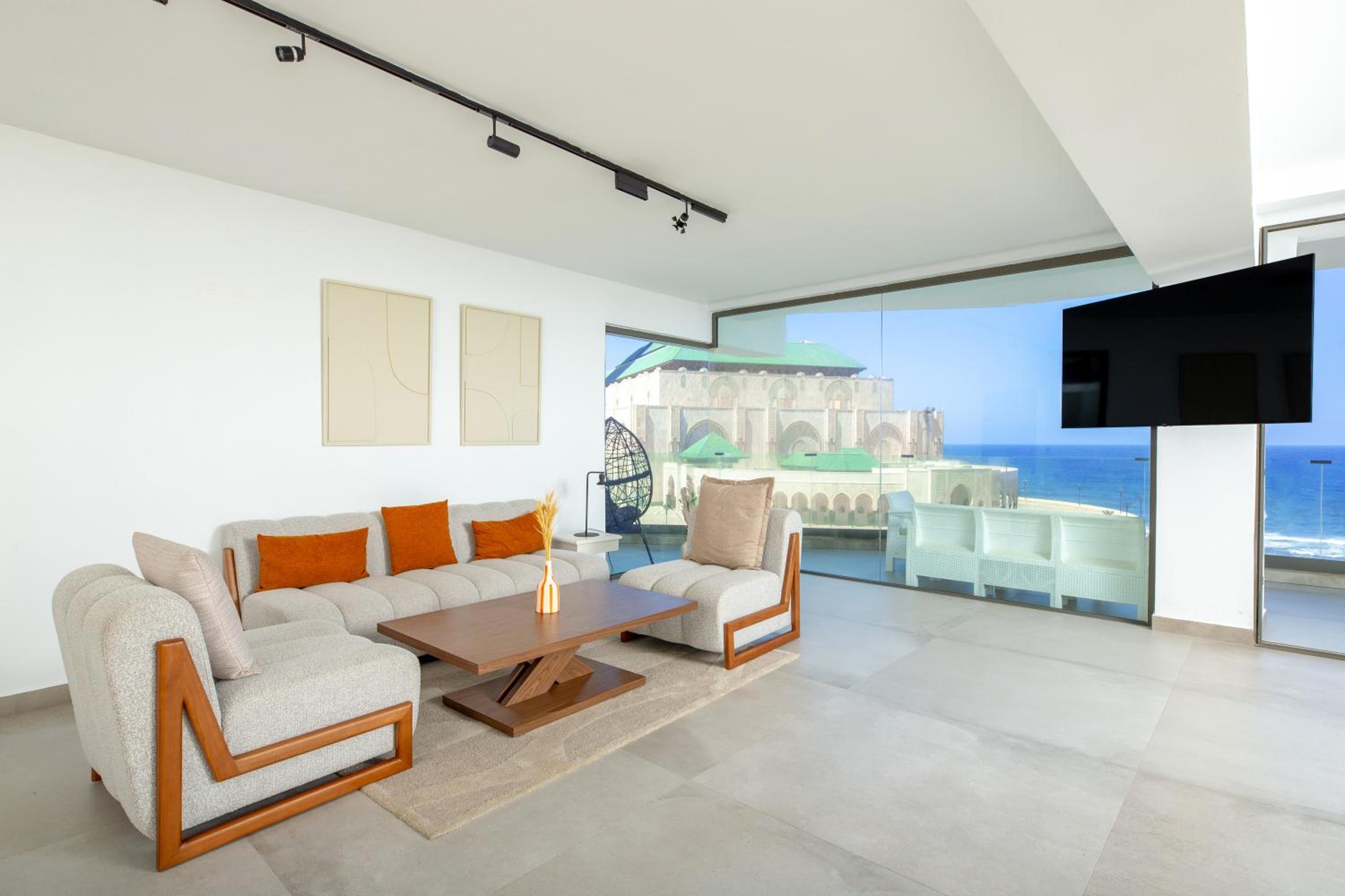 Three-Bedroom Apartment with Sea View photo 1