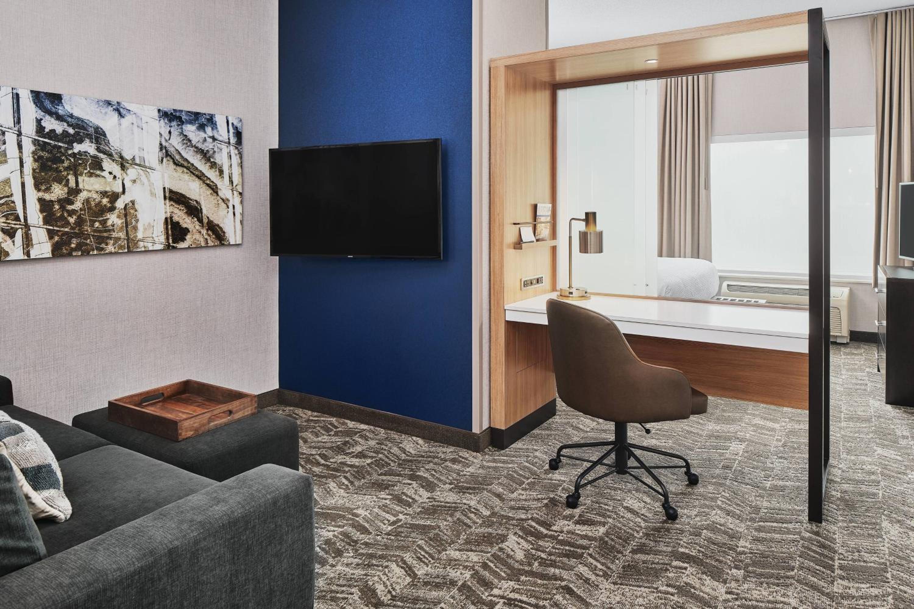 Queen Suite with Two Queen Beds and Sofa Bed - Photo 2