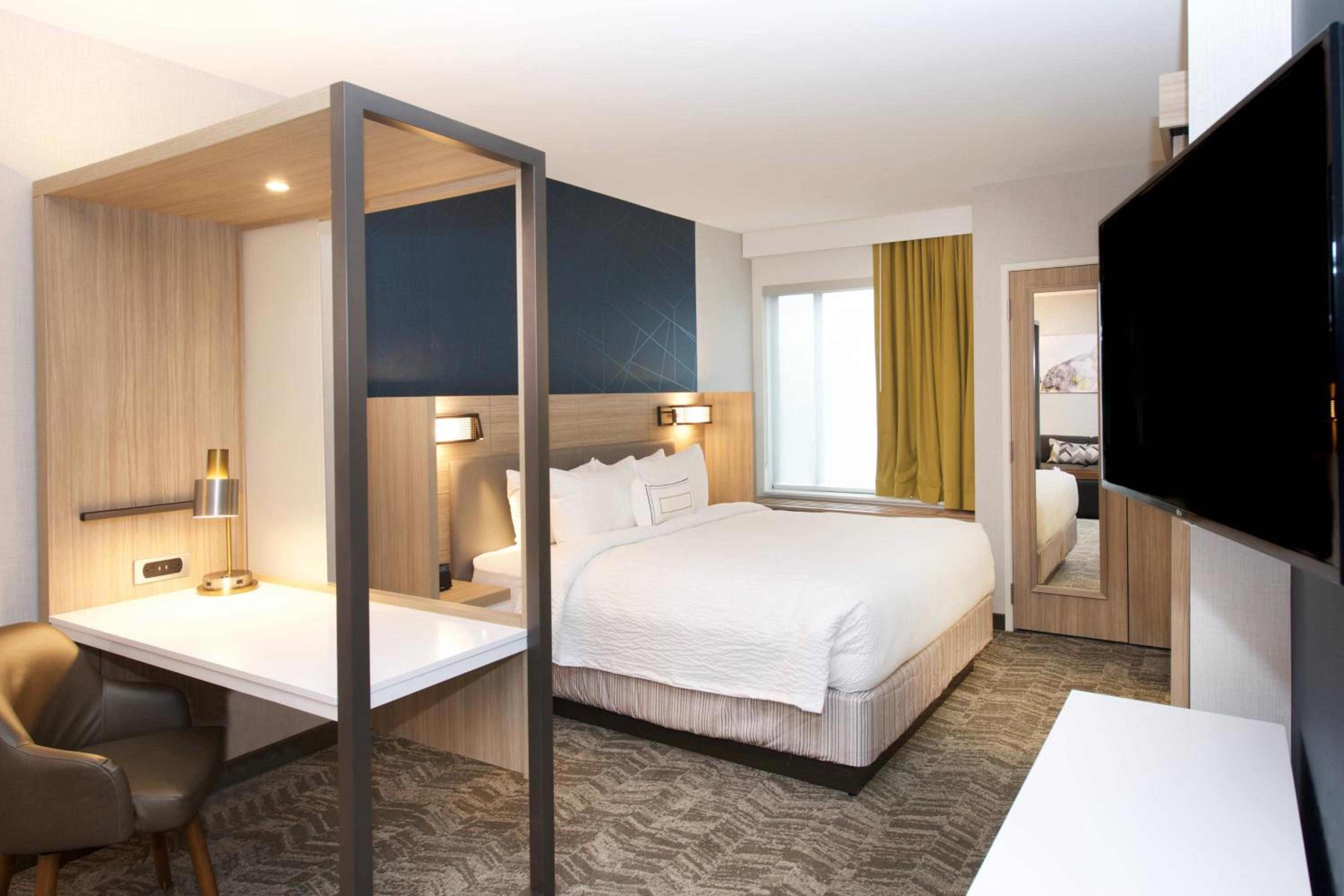 Queen Suite with Sofa Bed and Adapted Tub - Mobility Accessible photo 2