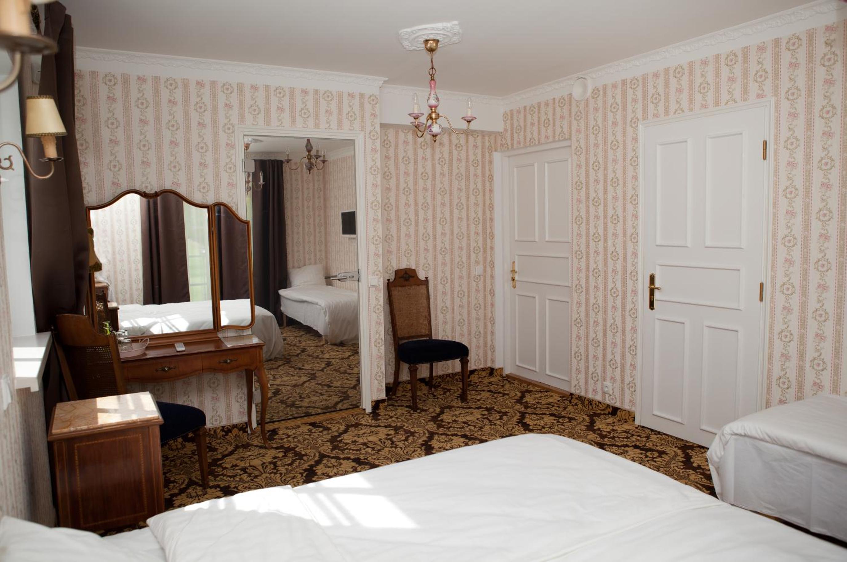 Double or Twin Room - Photo 6