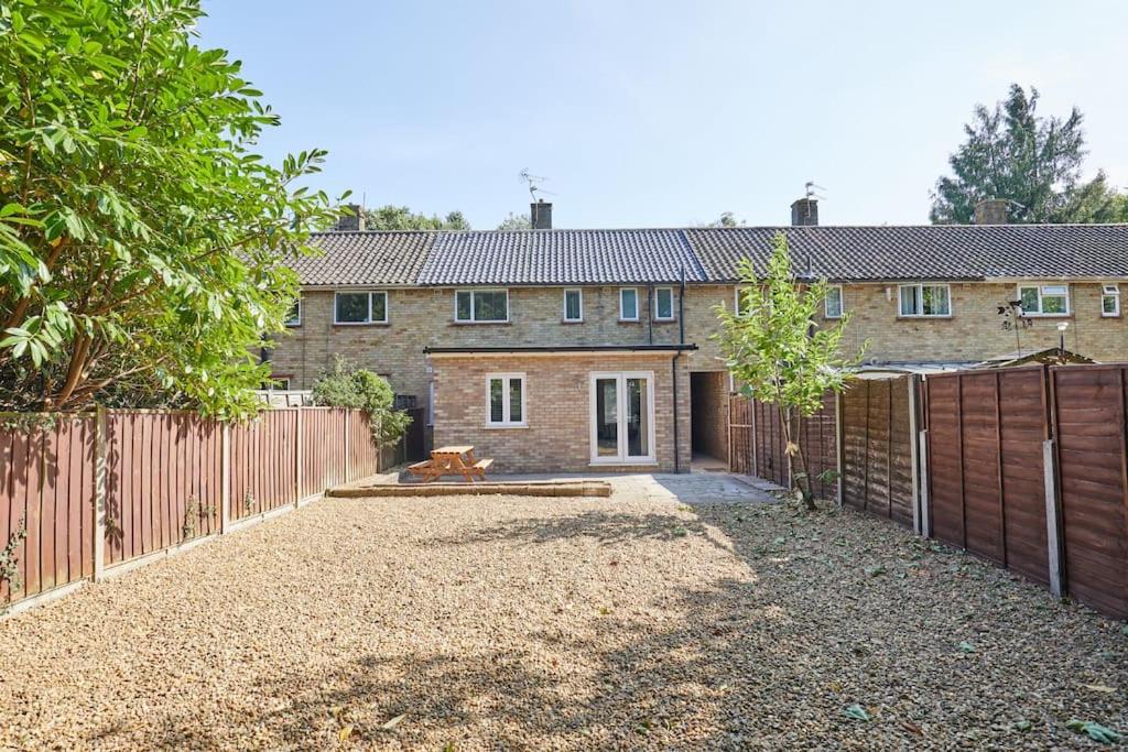 Six-Bedroom House photo 2