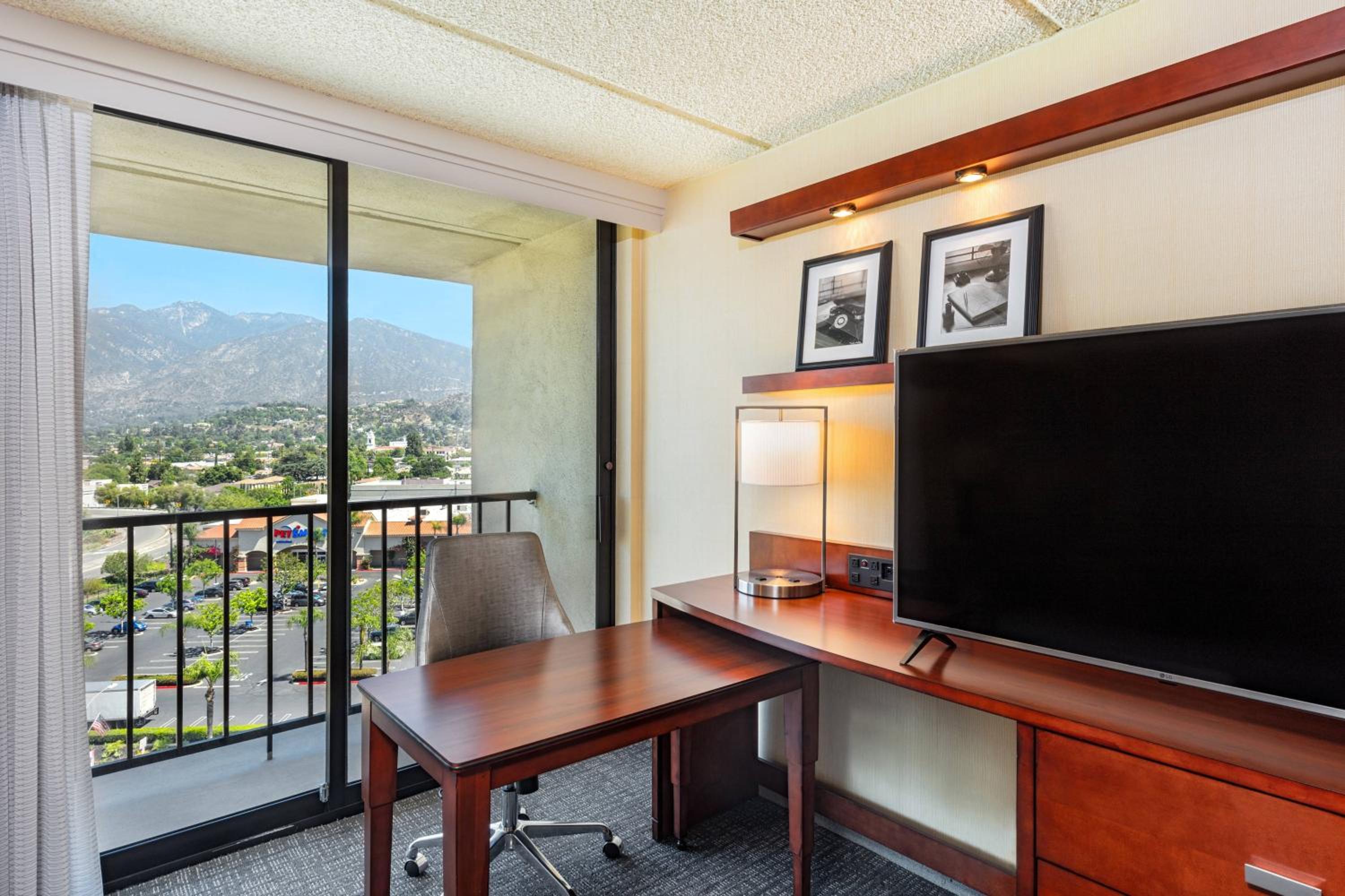 King Guest Room with Mountain View - High Floor - Photo 3