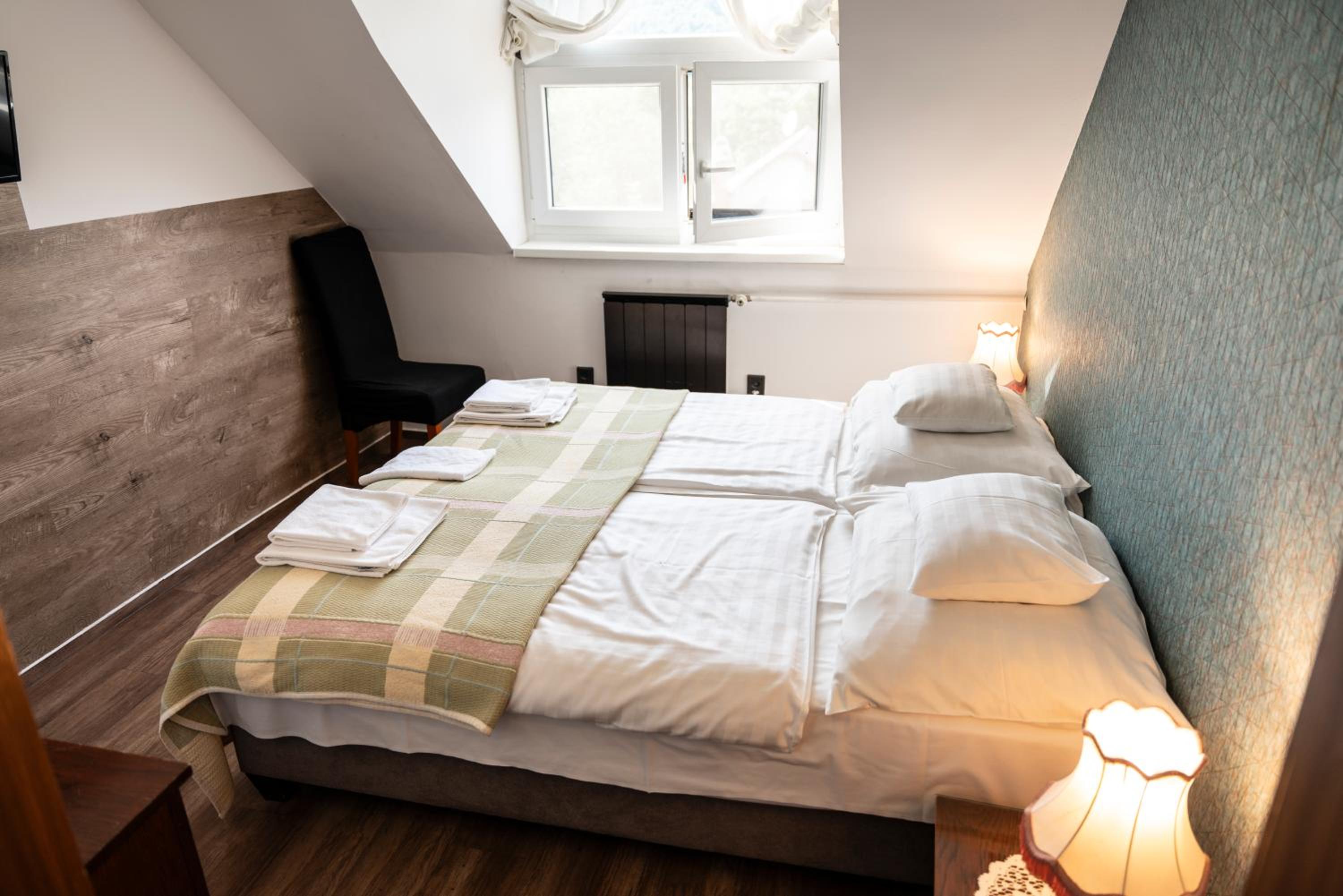 Double or Twin Room - Photo 4