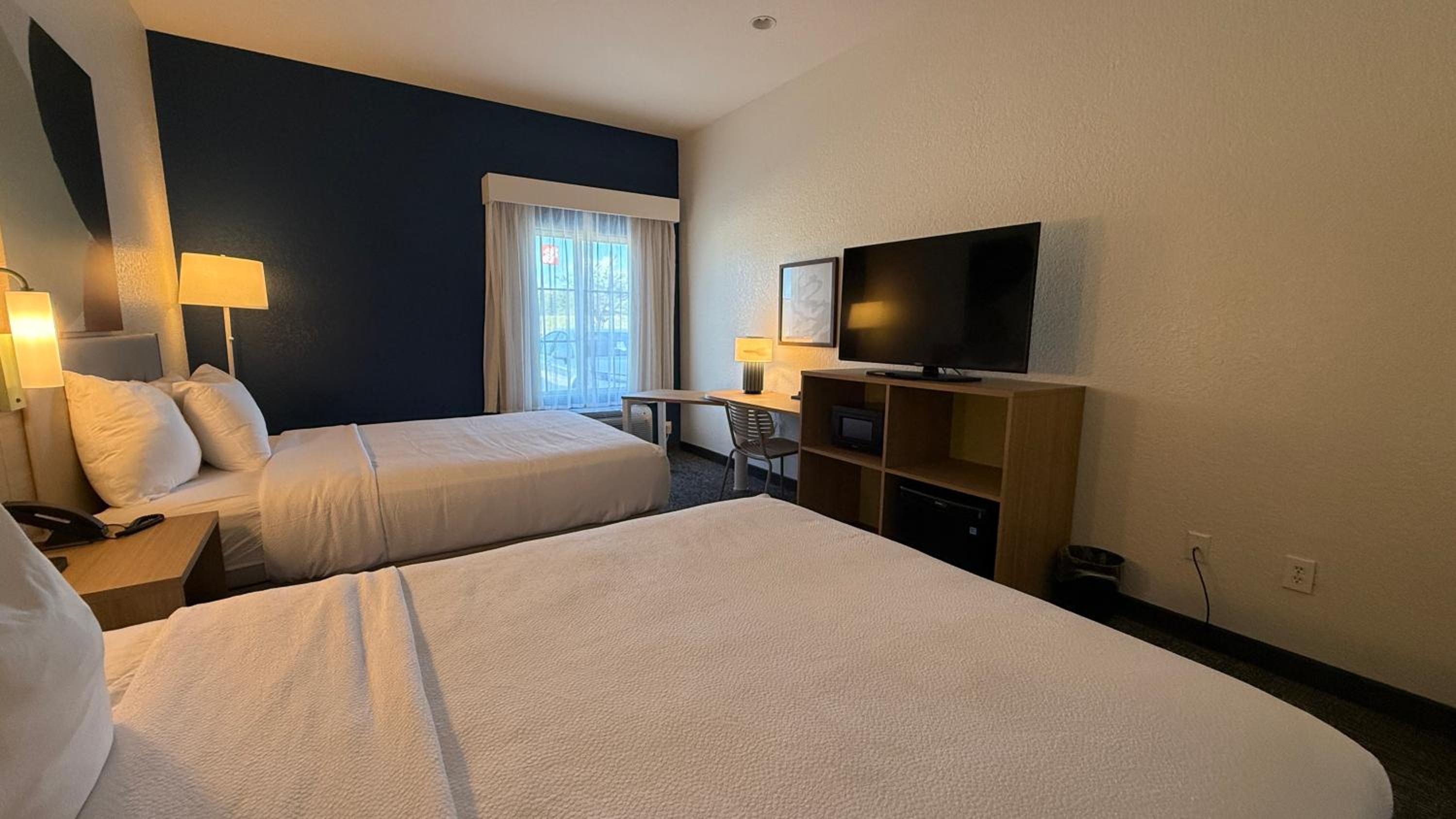 Queen Room with Two Queen Beds - Photo 4