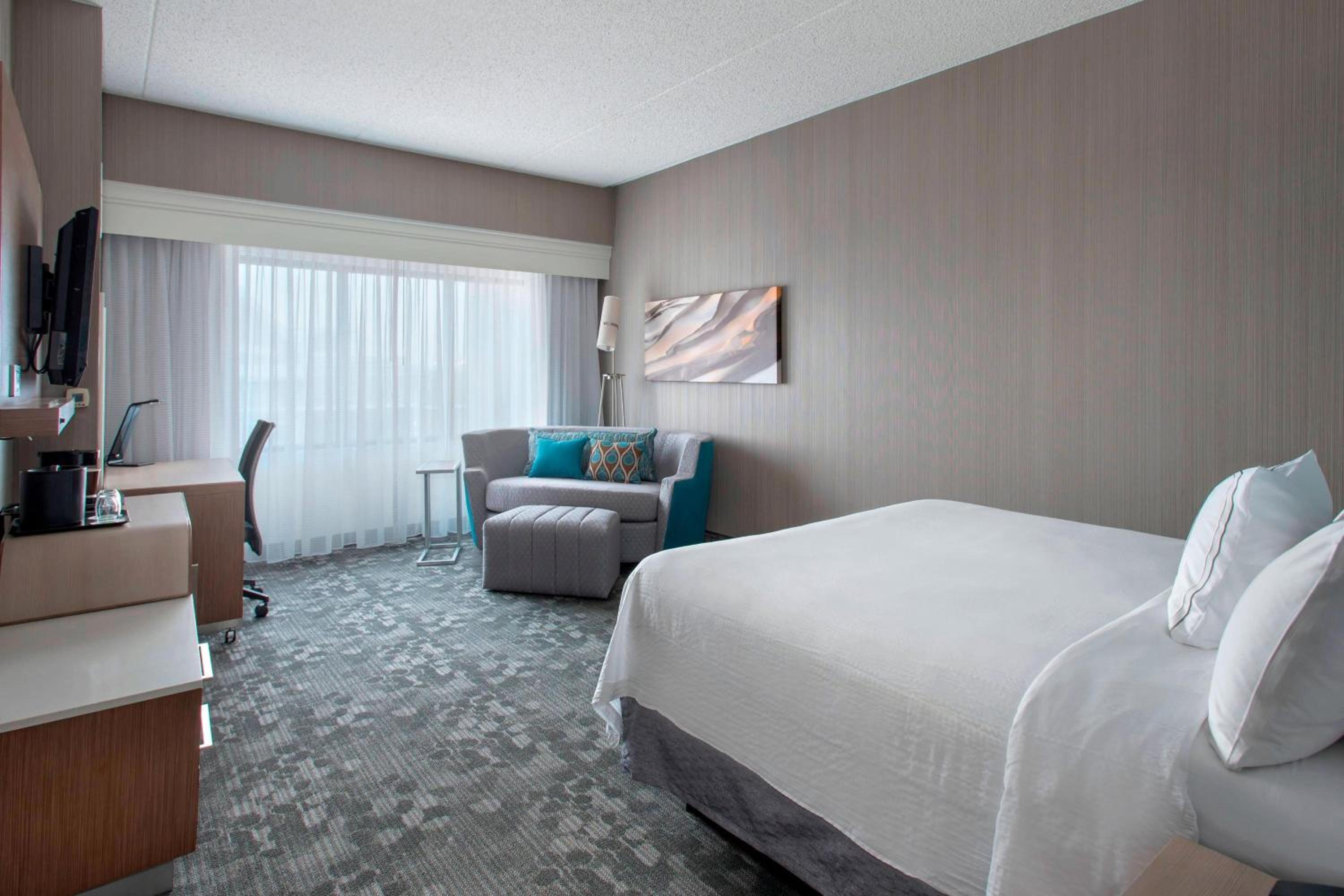 King Room with Sofa Bed - Photo 1