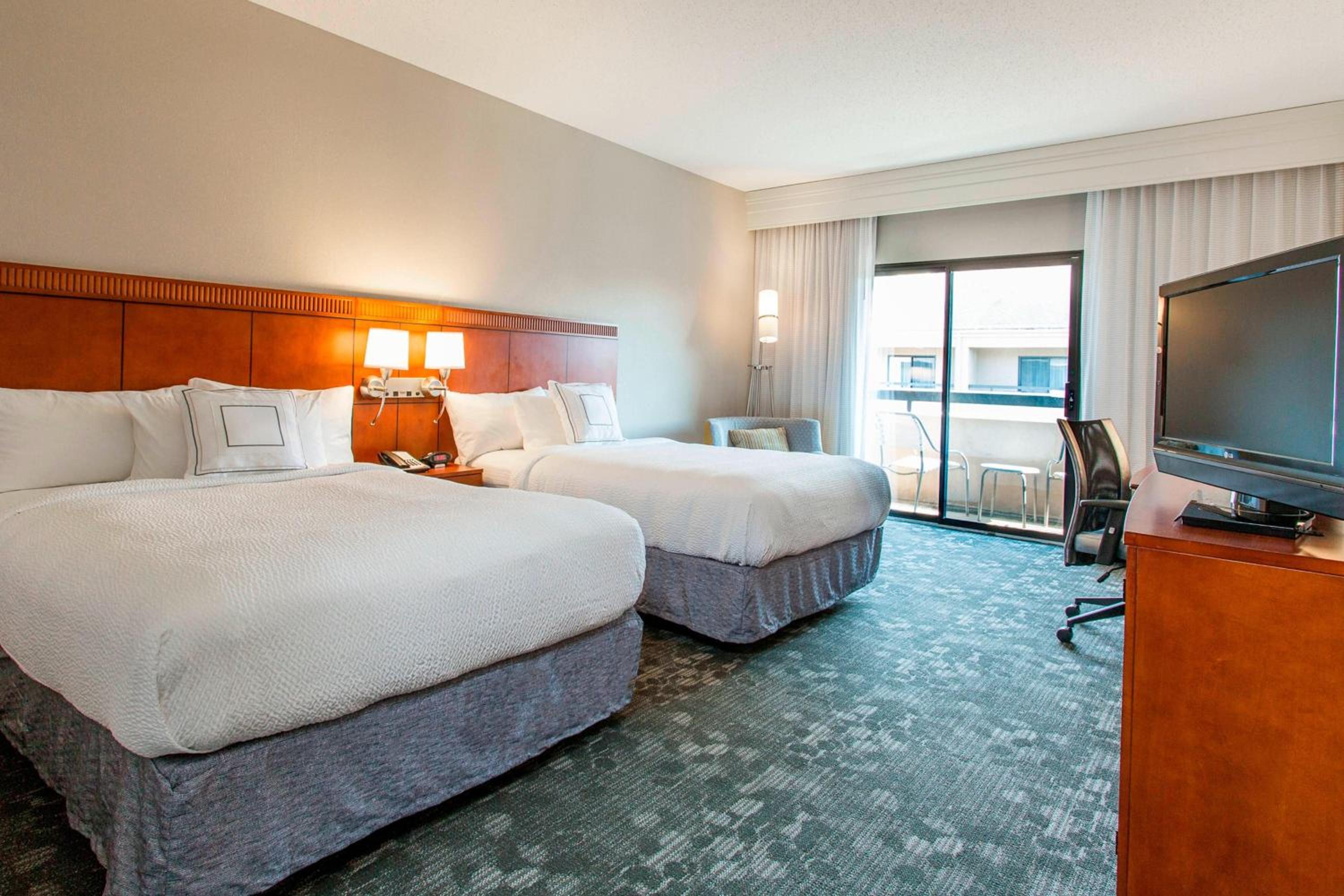 Double Room with Two Double Beds - Photo 2