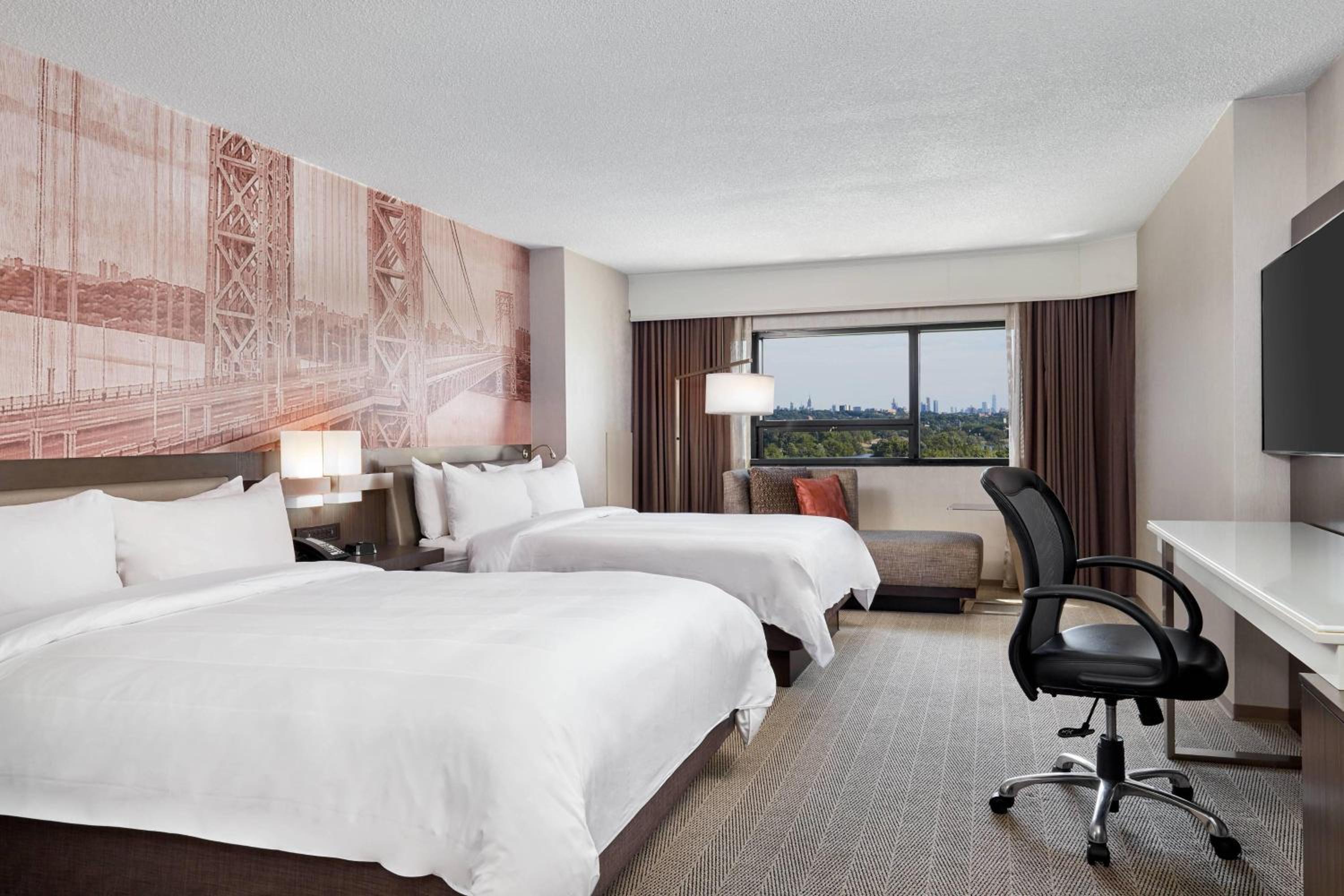New York City Skyline, Guest room, 2 Queen, Skyline view - Photo 5