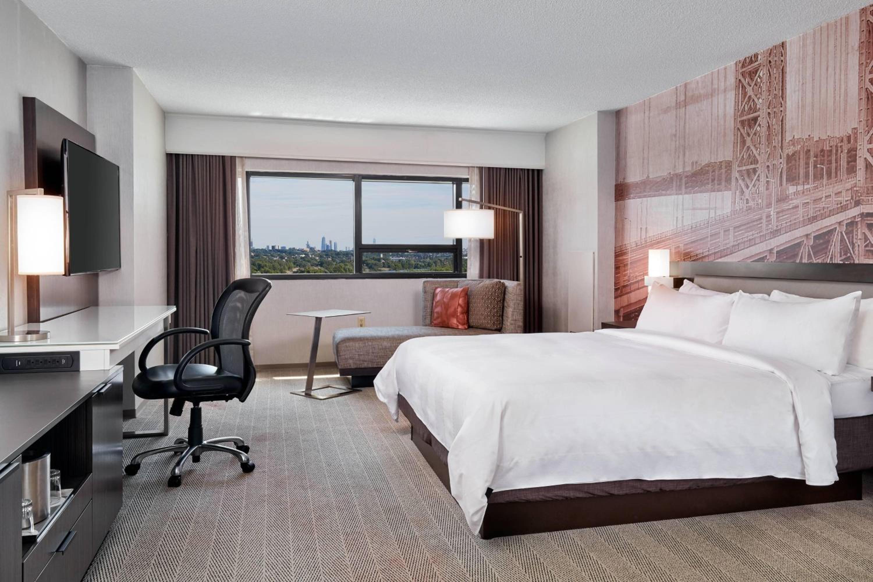 New York City Skyline, Guest room, 1 King, Skyline view - Photo 2