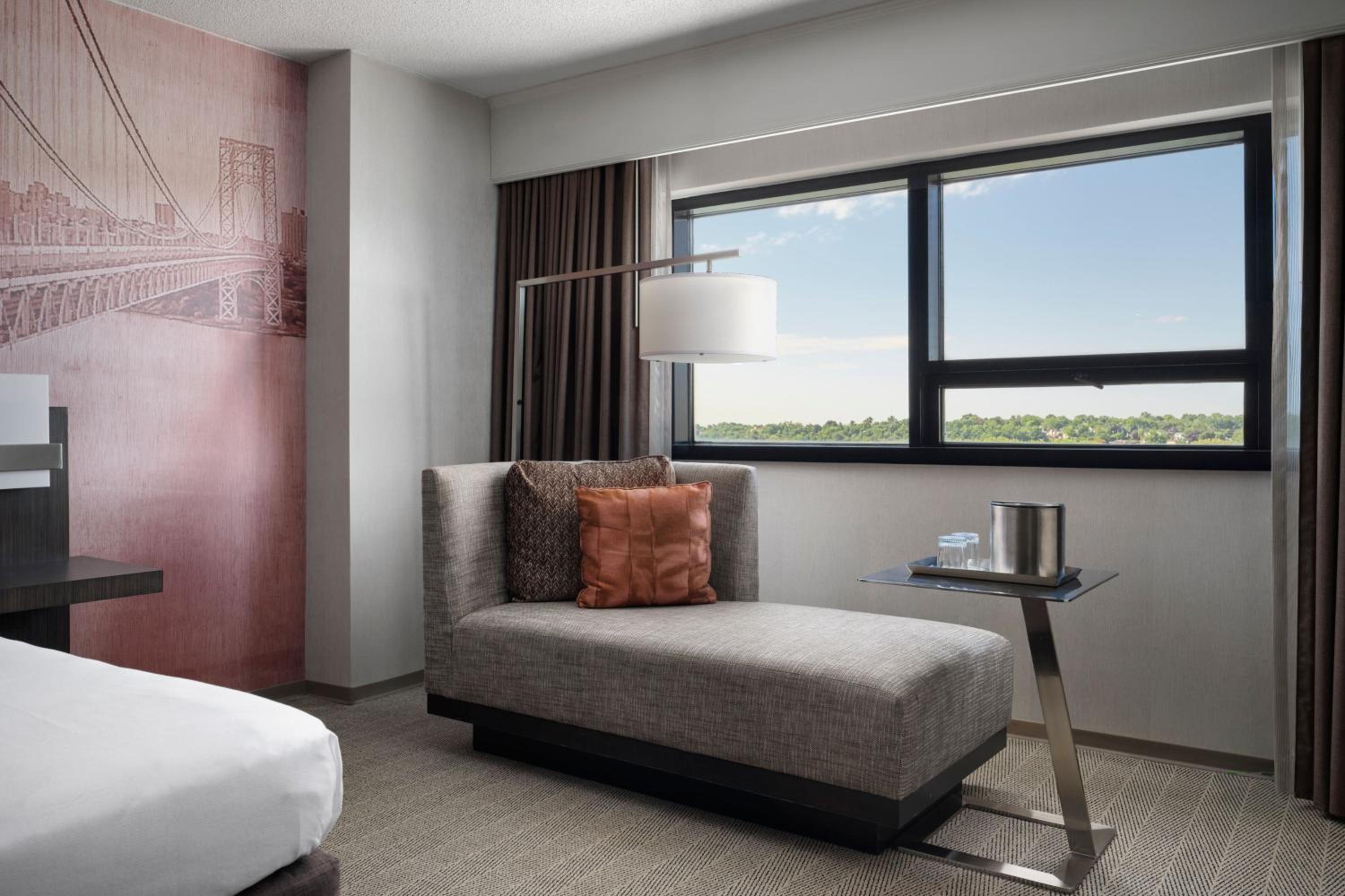 MClub Lounge, M Club lounge access, Guest room, 1 King - Photo 4