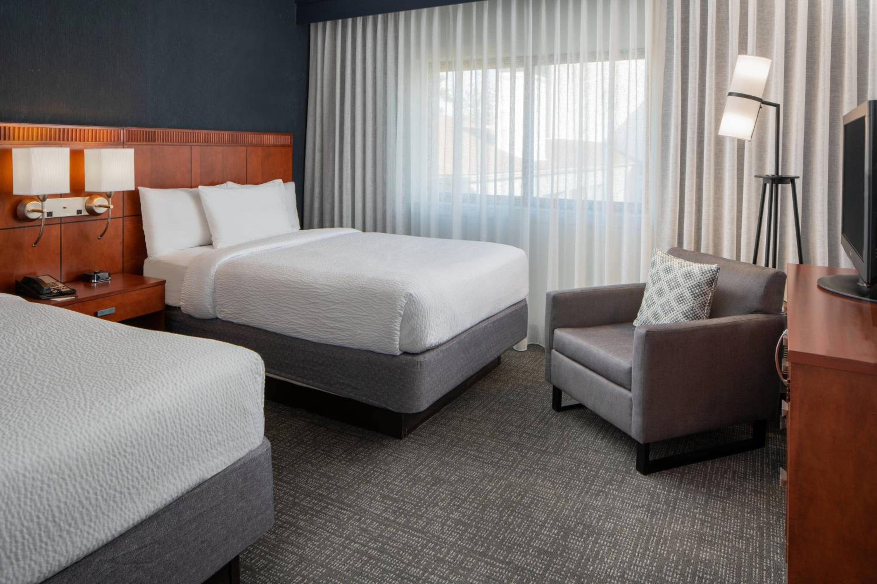 Suite with Two Double Beds and Sofa - Photo 6