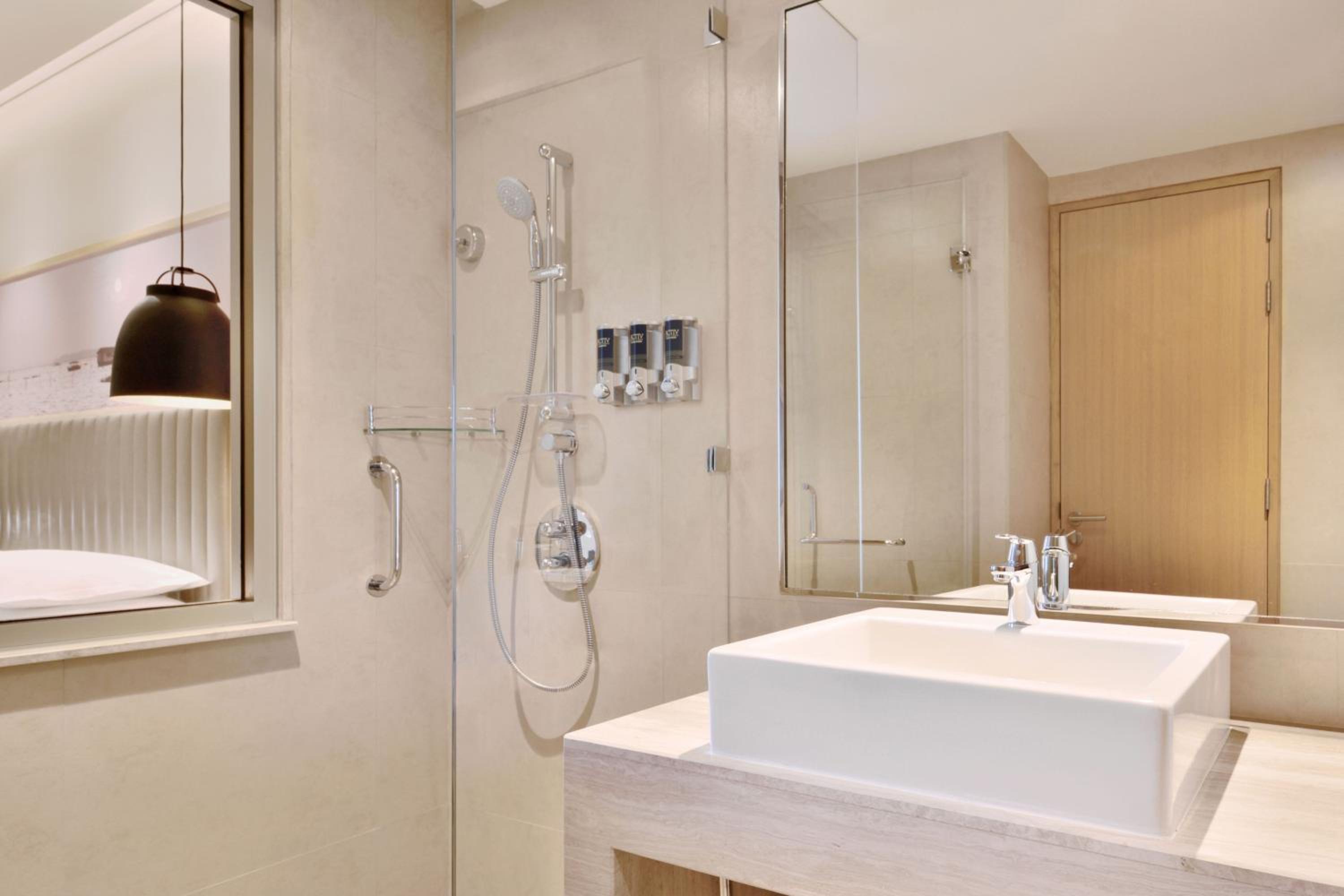 2 Twin/Single Beds, Spacious Deluxe Room photo 3