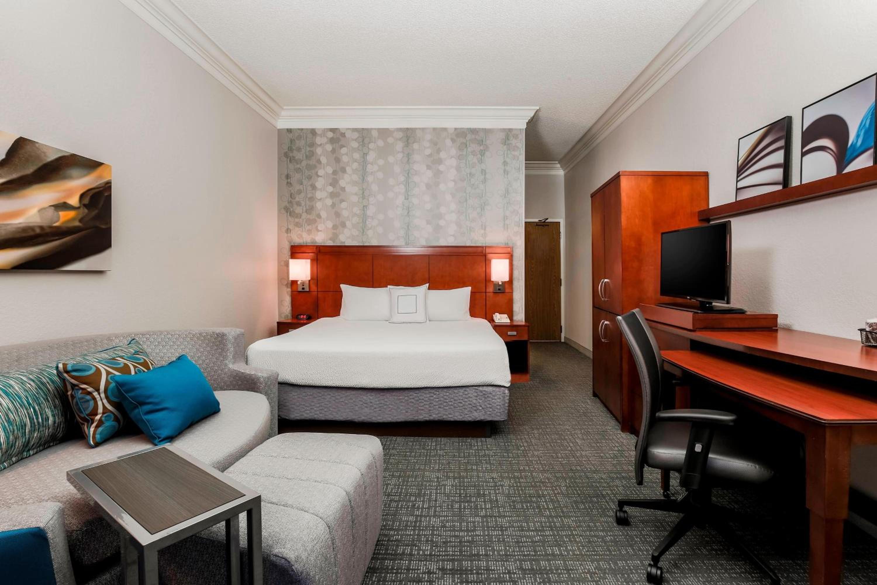 King Room with Sofa Bed - Photo 3