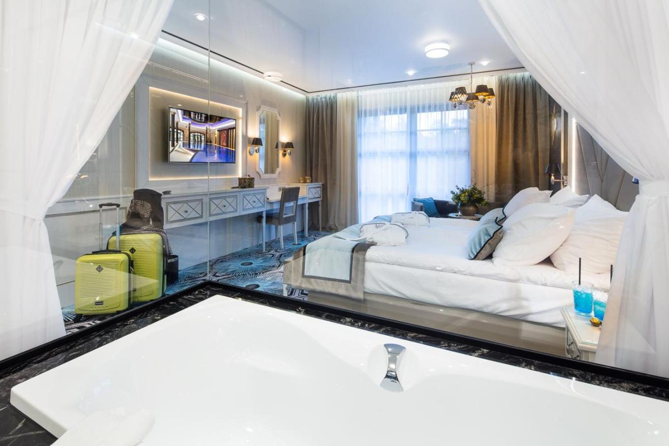 Deluxe Double Room with Bath (Building B) - Photo 1