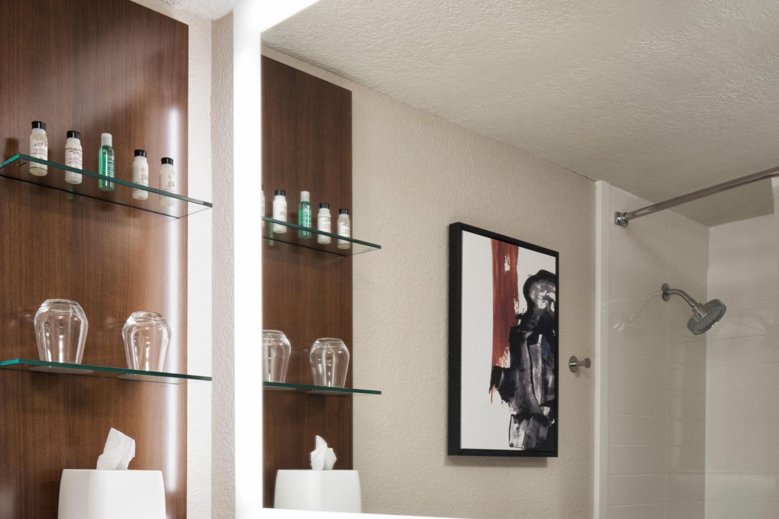Executive King, Larger Guest room, 1 King, Sofa bed - Photo 8