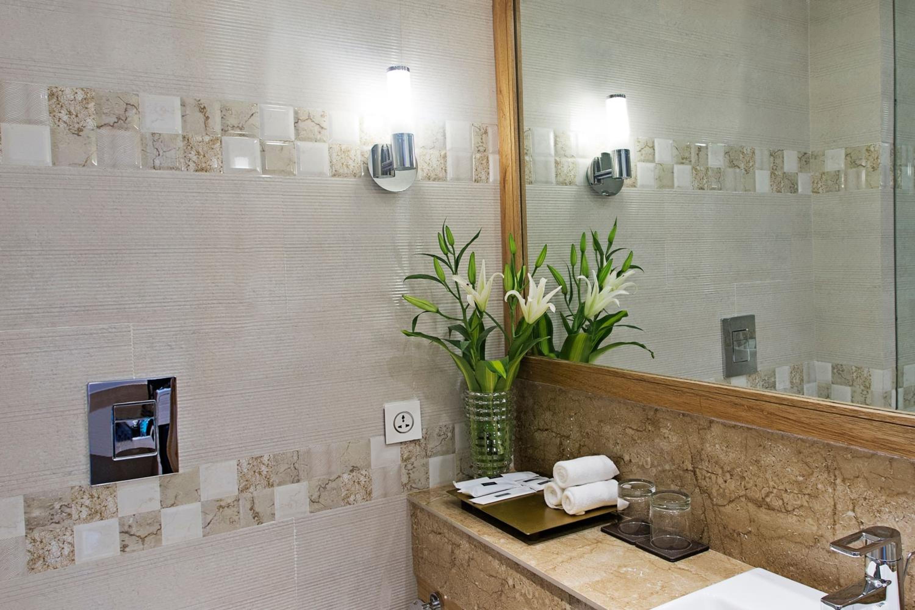 2 Twin/Single Beds, City View, High Floor - 9th and above, Guest Room 2 pints of beer on arrival per room per stay & 30% discount on F&B photo 2