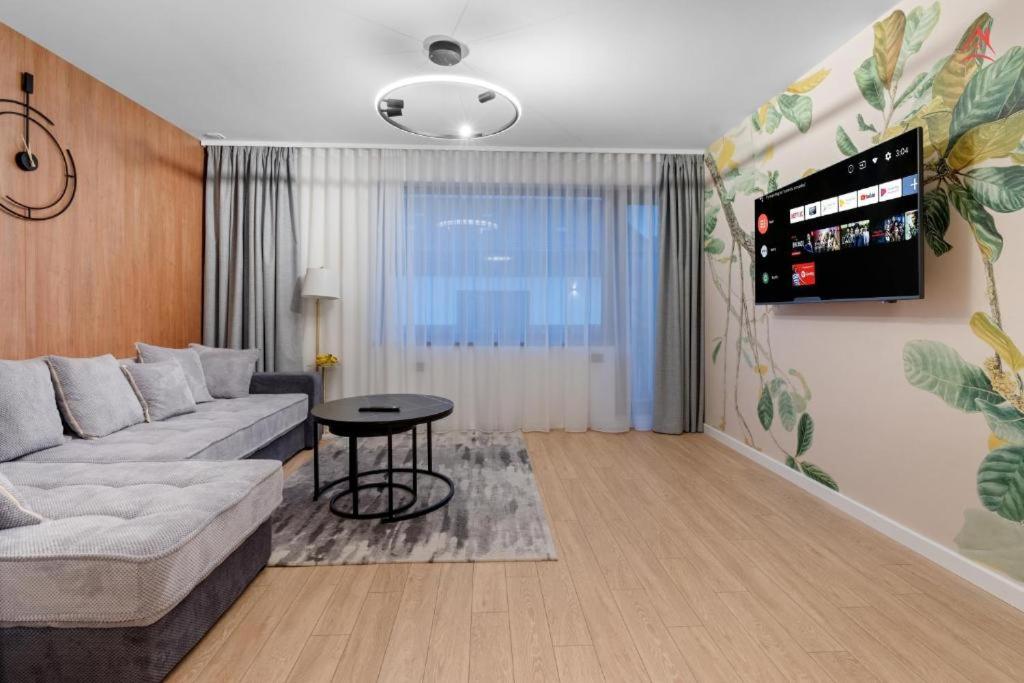 One-Bedroom Apartment with Balcony and Mountain View   photo 1