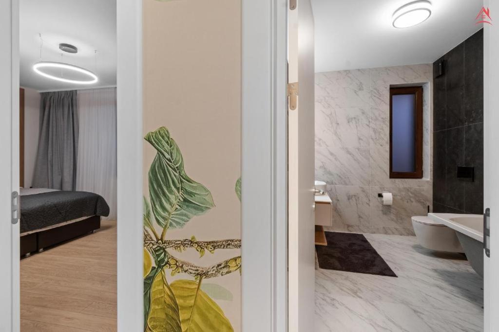One-Bedroom Apartment with Balcony and Mountain View photo 3