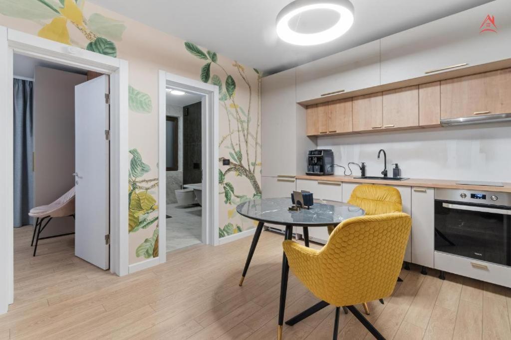 One-Bedroom Apartment with Balcony and Mountain View photo 2