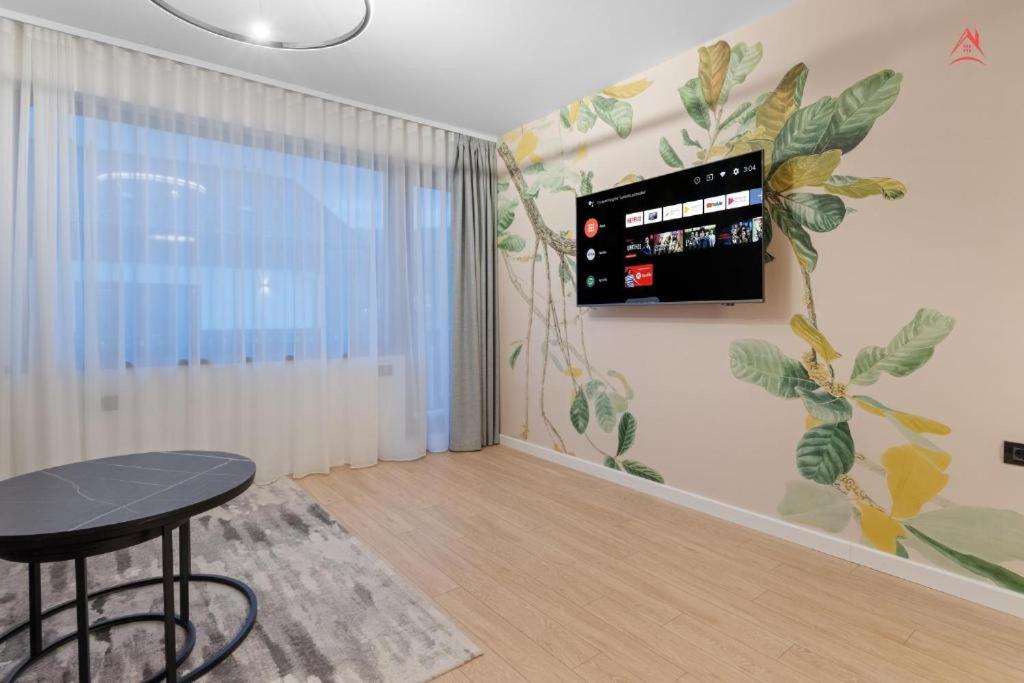 One-Bedroom Apartment with Balcony and Mountain View   photo 3