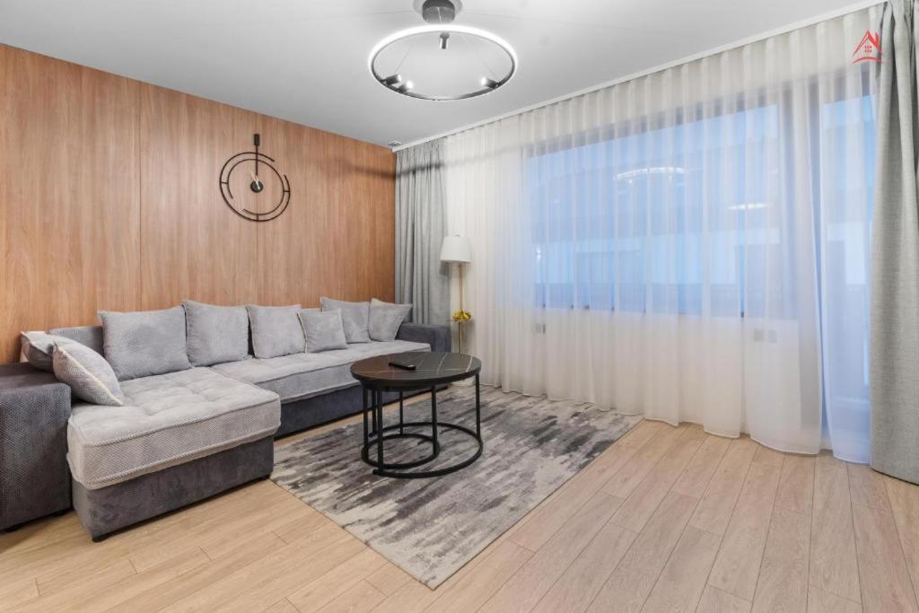One-Bedroom Apartment with Balcony and Mountain View   photo 2