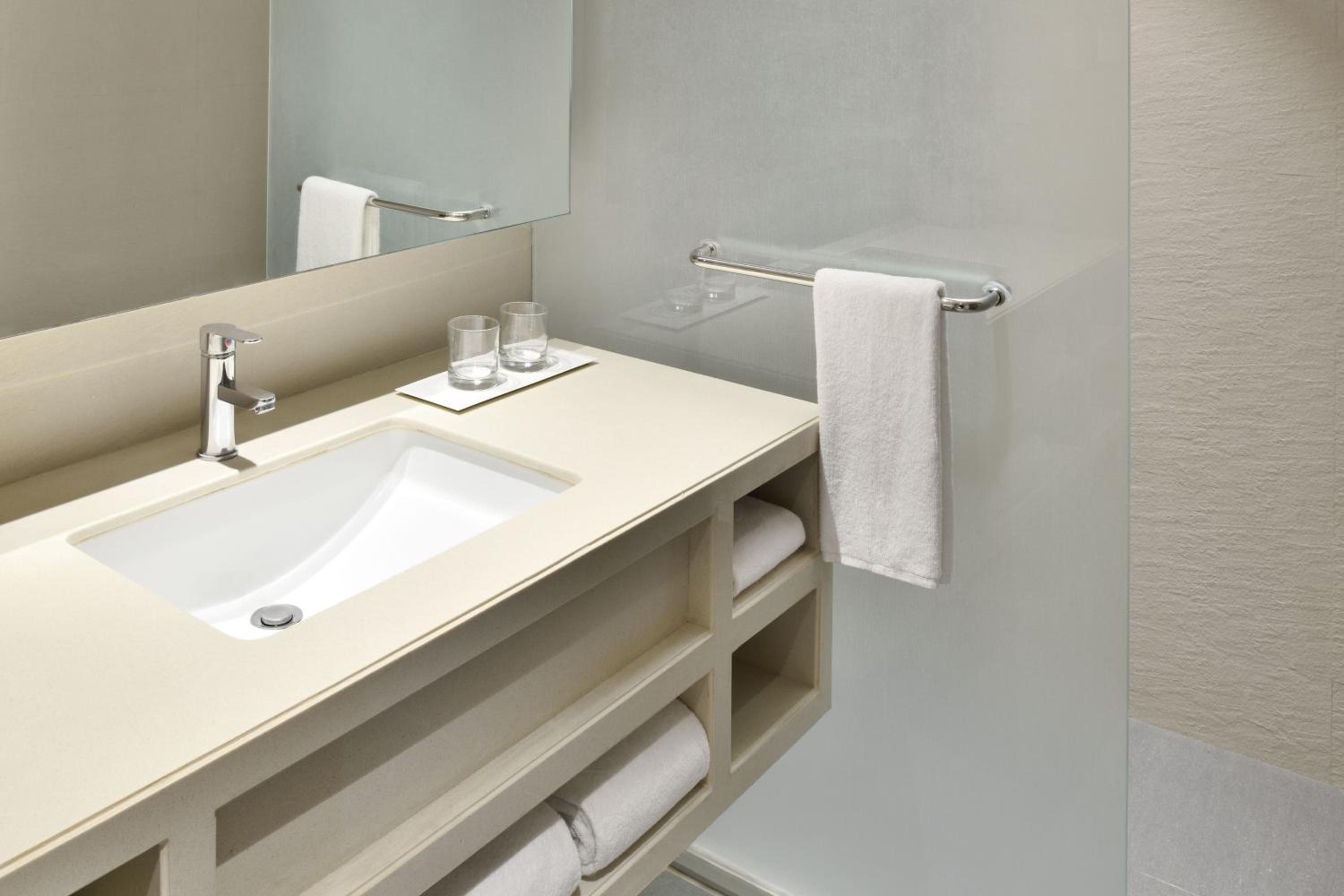 Queen Studio Suite with Sofa Bed and City View photo 2