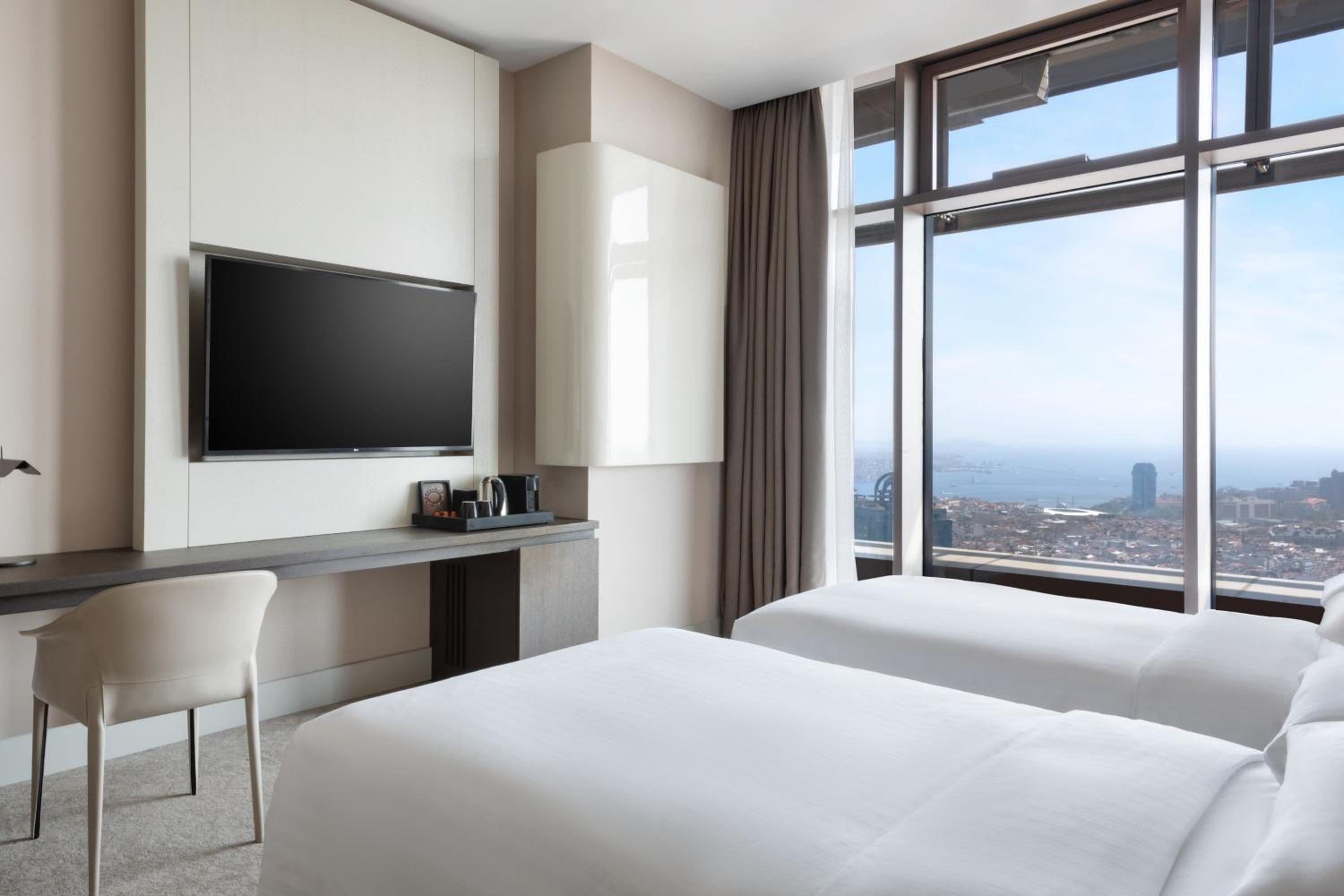 Executive Superior Twin Room with Sea View and Lounge Access
