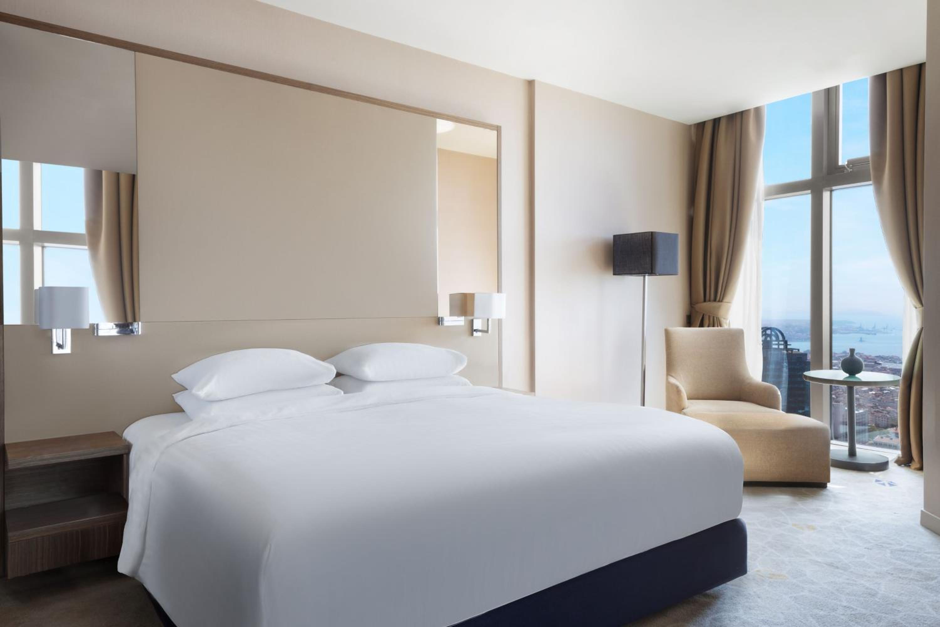 Junior King Suite - Executive Lounge Access thumbnail 5
