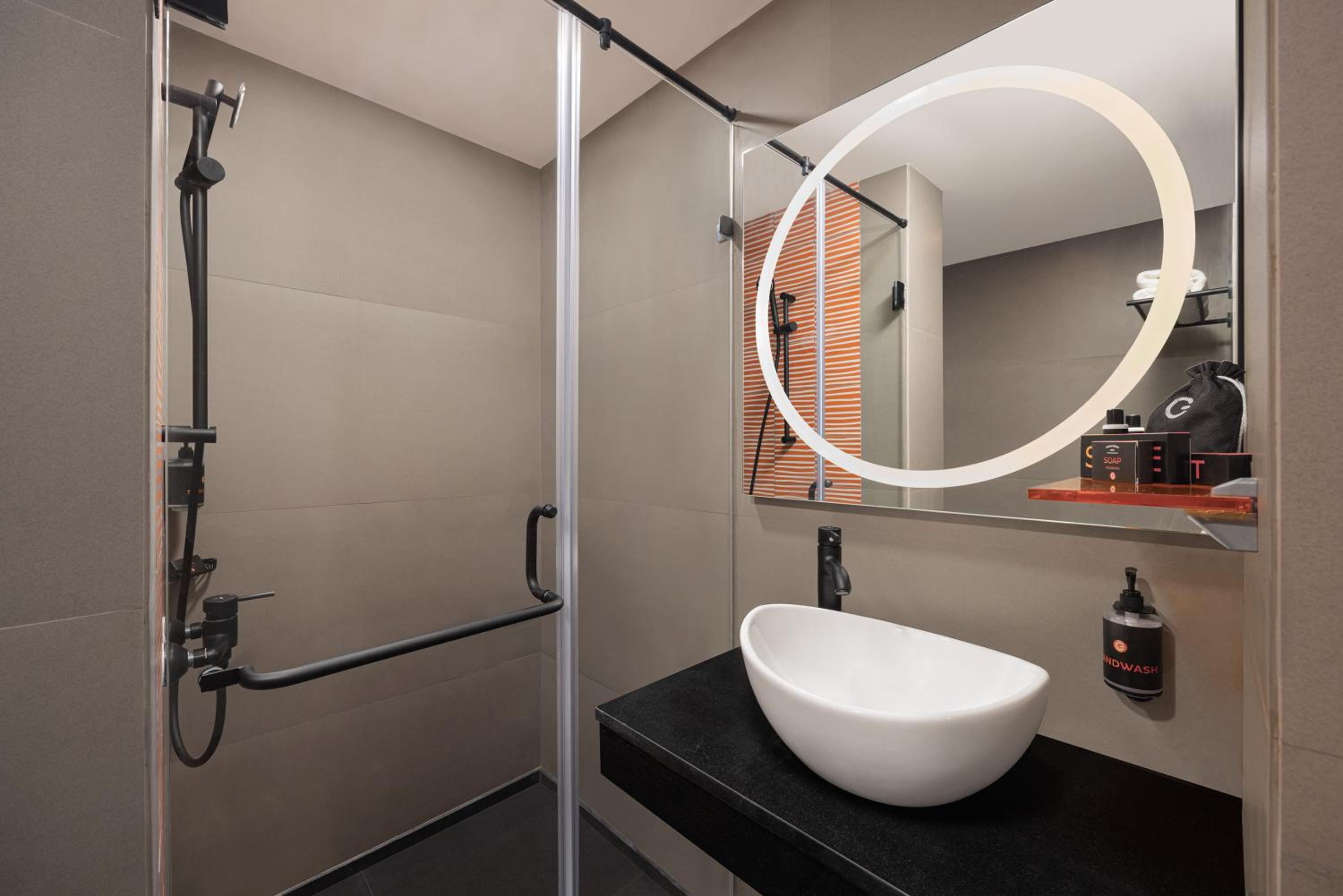 Luxe Queen Room - Photo 7