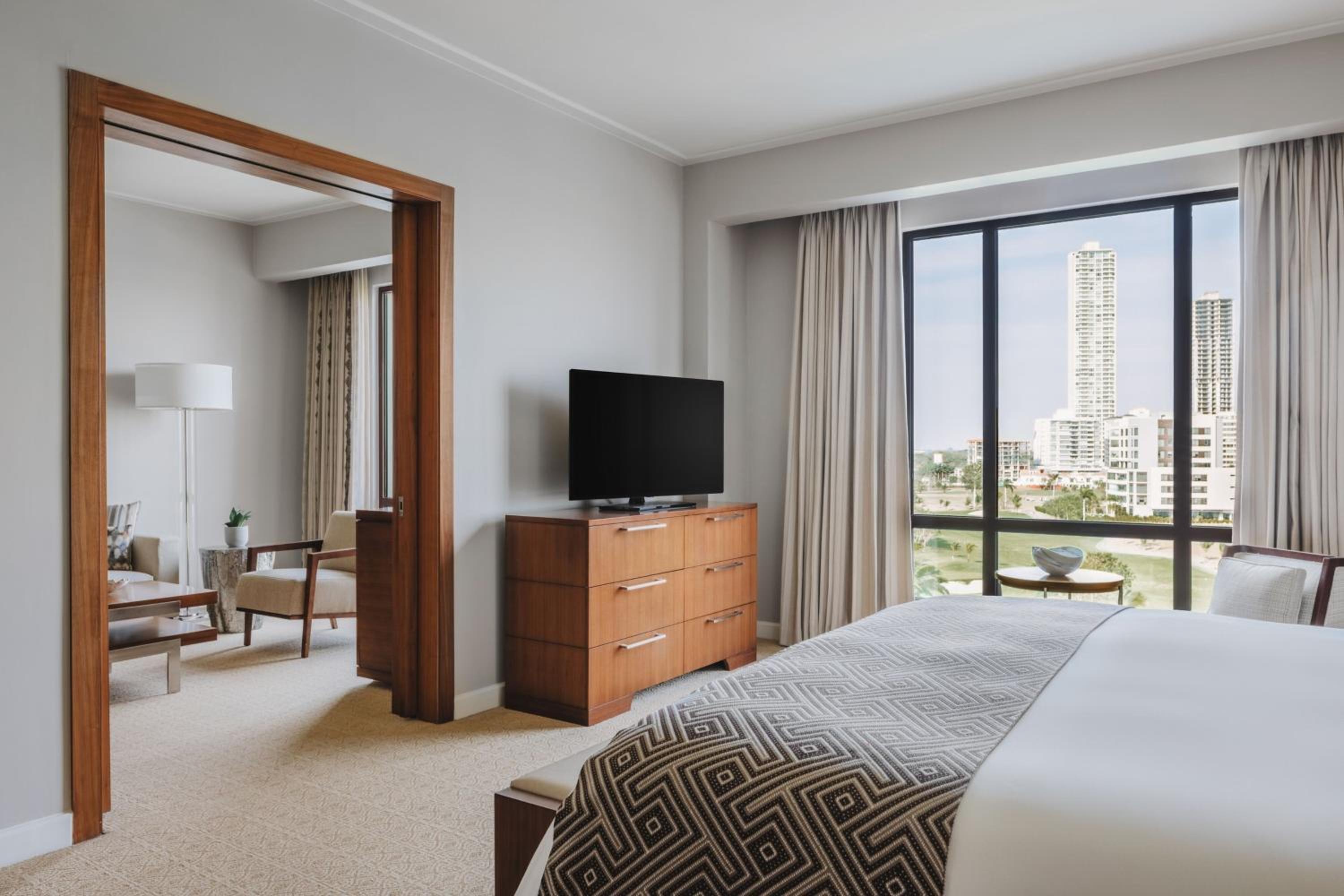 Executive Suite, Executive Suite, 1 King, Golf view