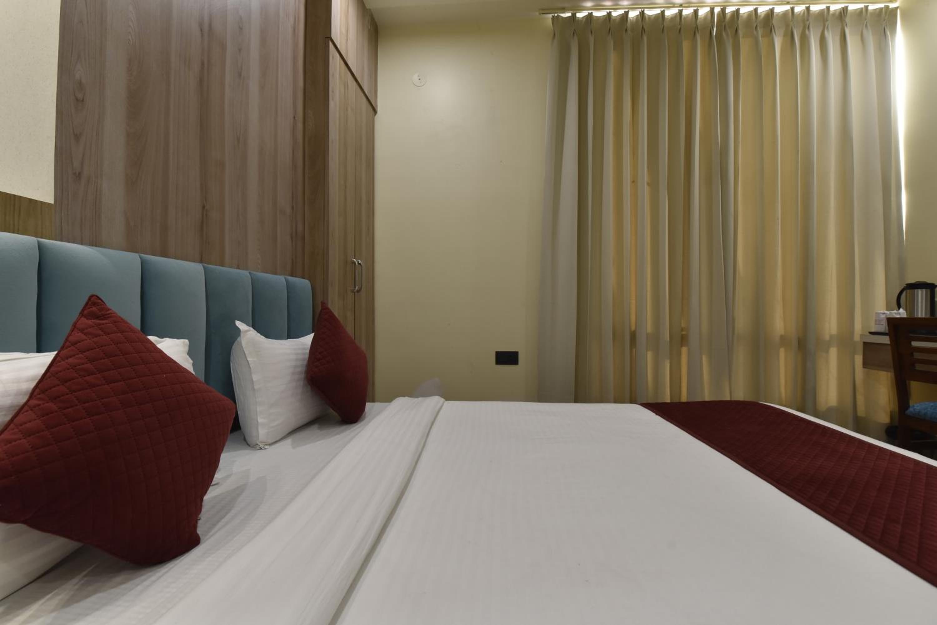 Deluxe Room - Photo 40