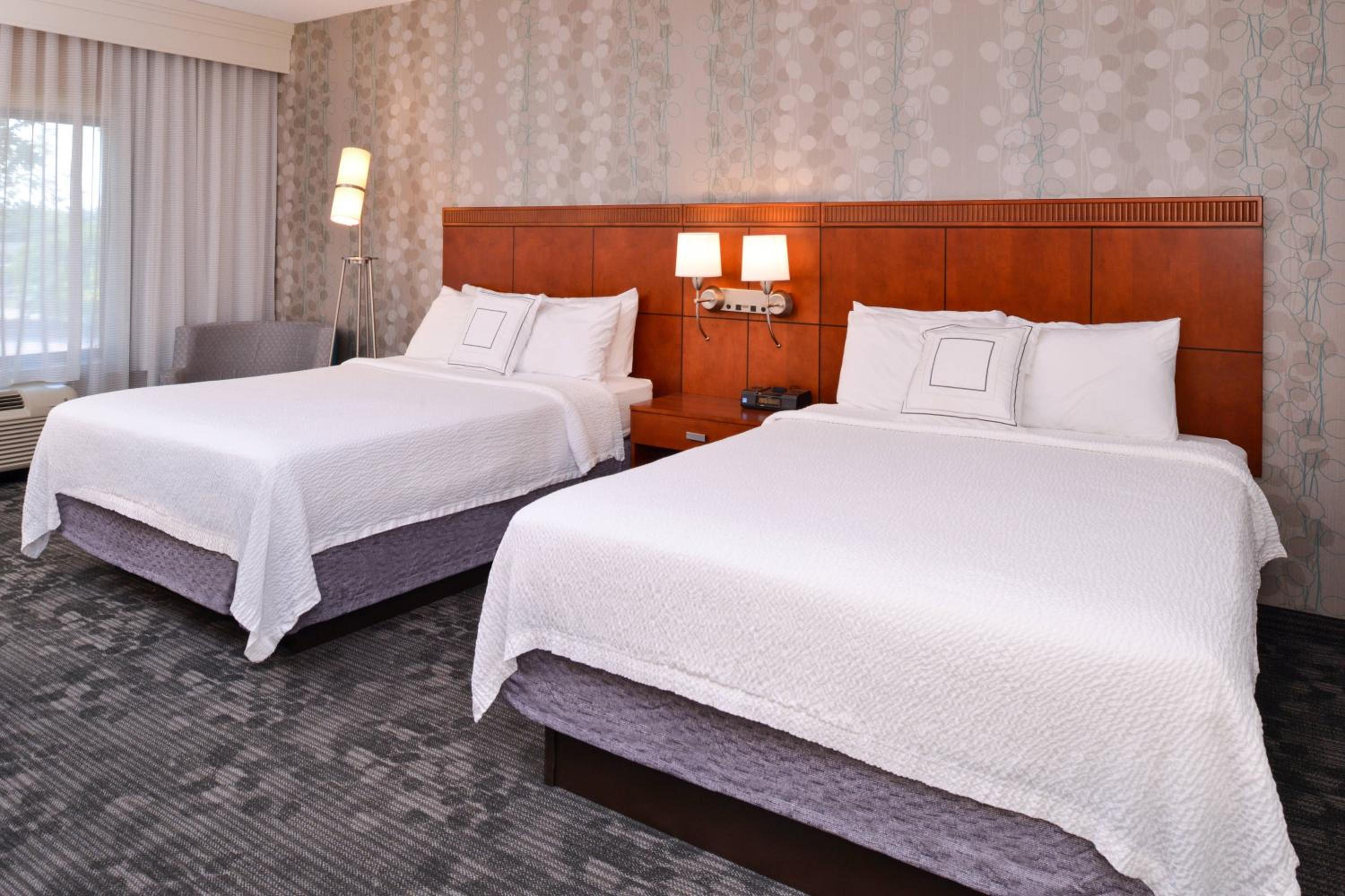 Queen Room with Two Queen Beds - Photo 2