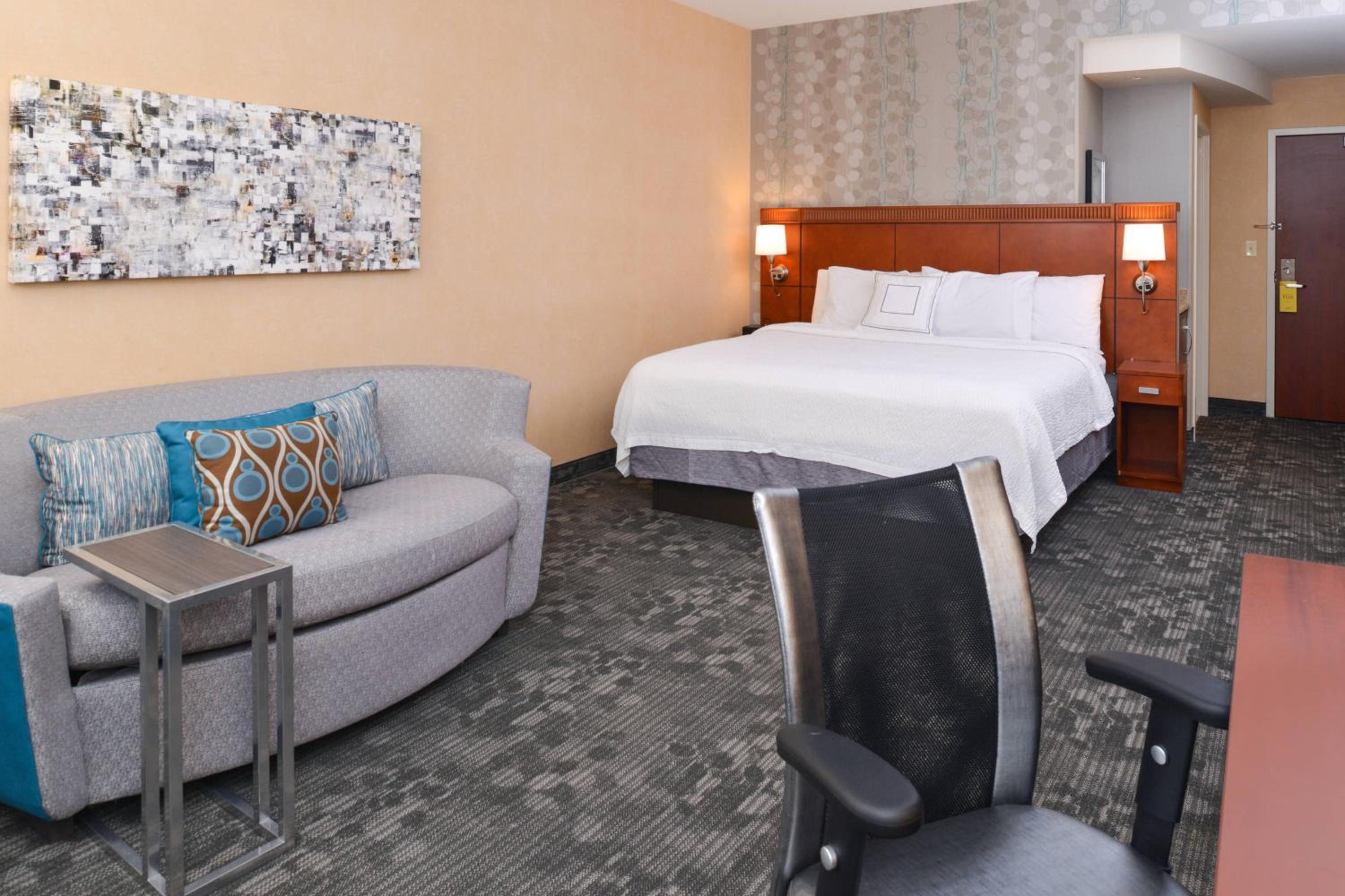 King Room with Sofa Bed - Photo 2