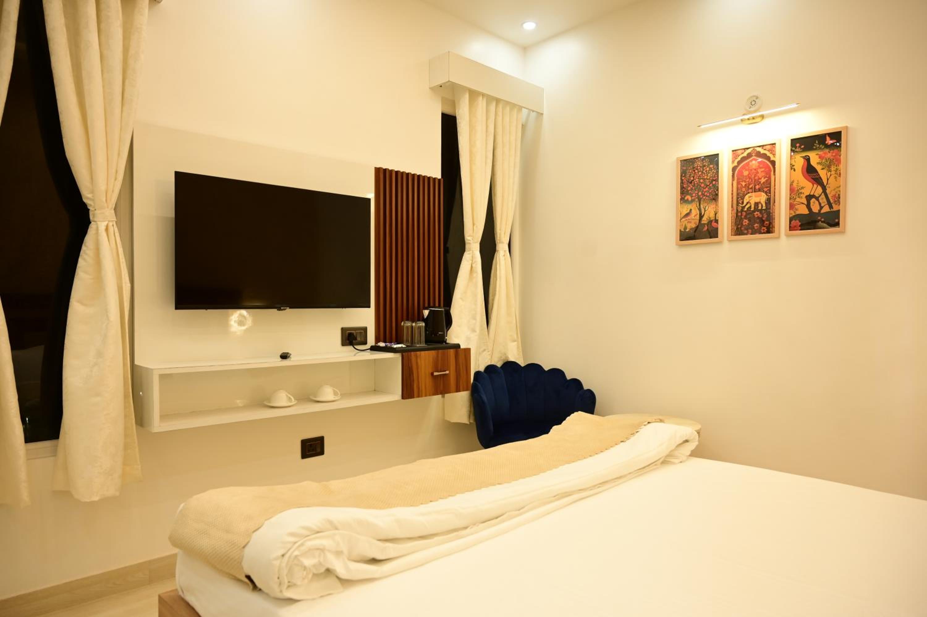 Deluxe Room (2 Adults + 1 Child) - Photo 1