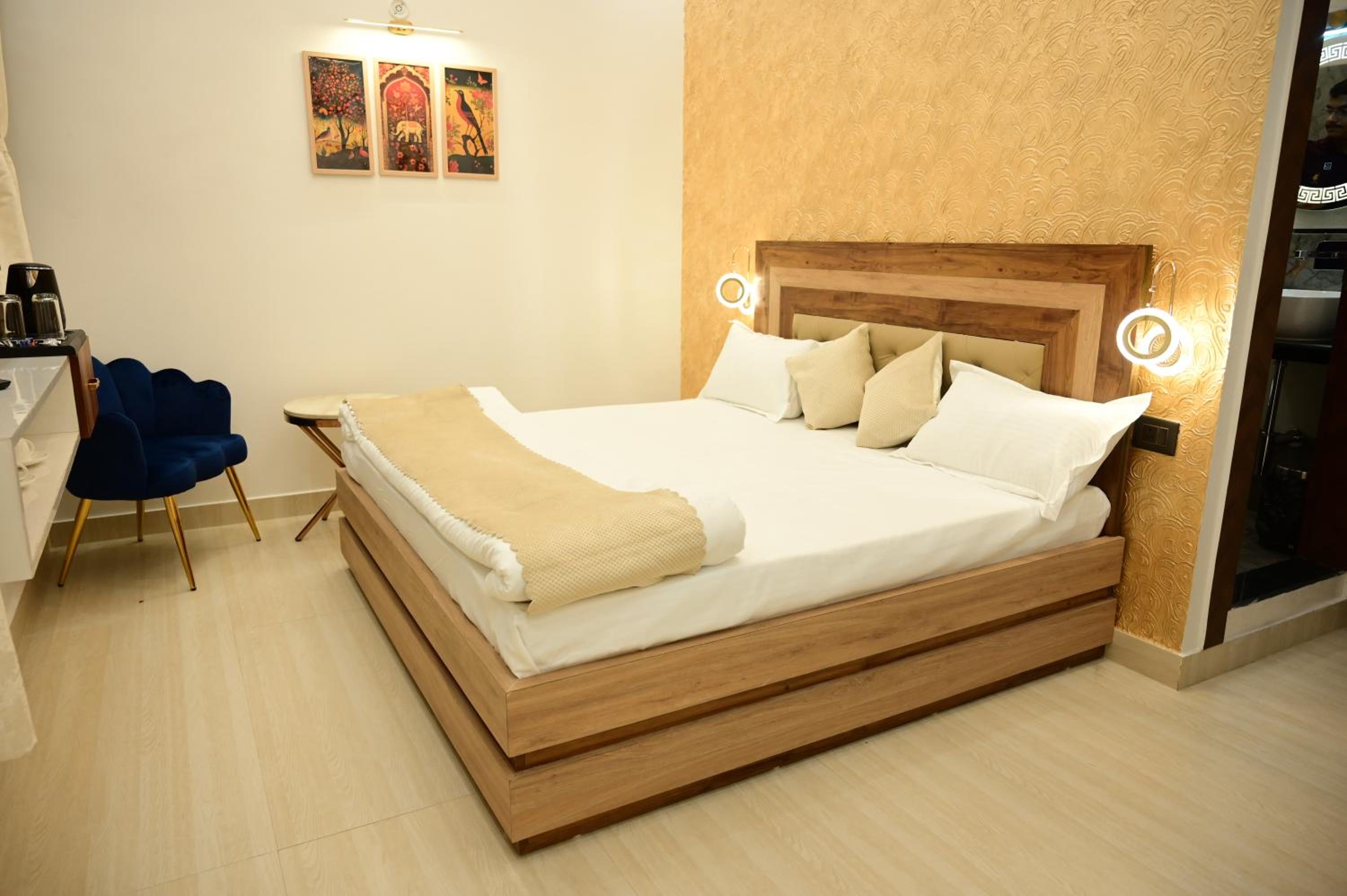 Deluxe Room (2 Adults + 1 Child) - Photo 5