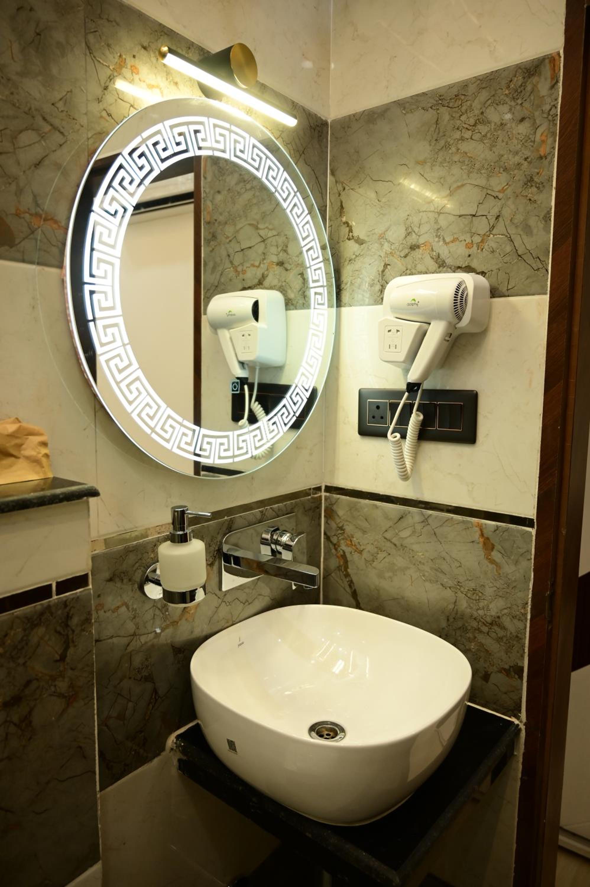 Deluxe Room (2 Adults + 1 Child) - Photo 4