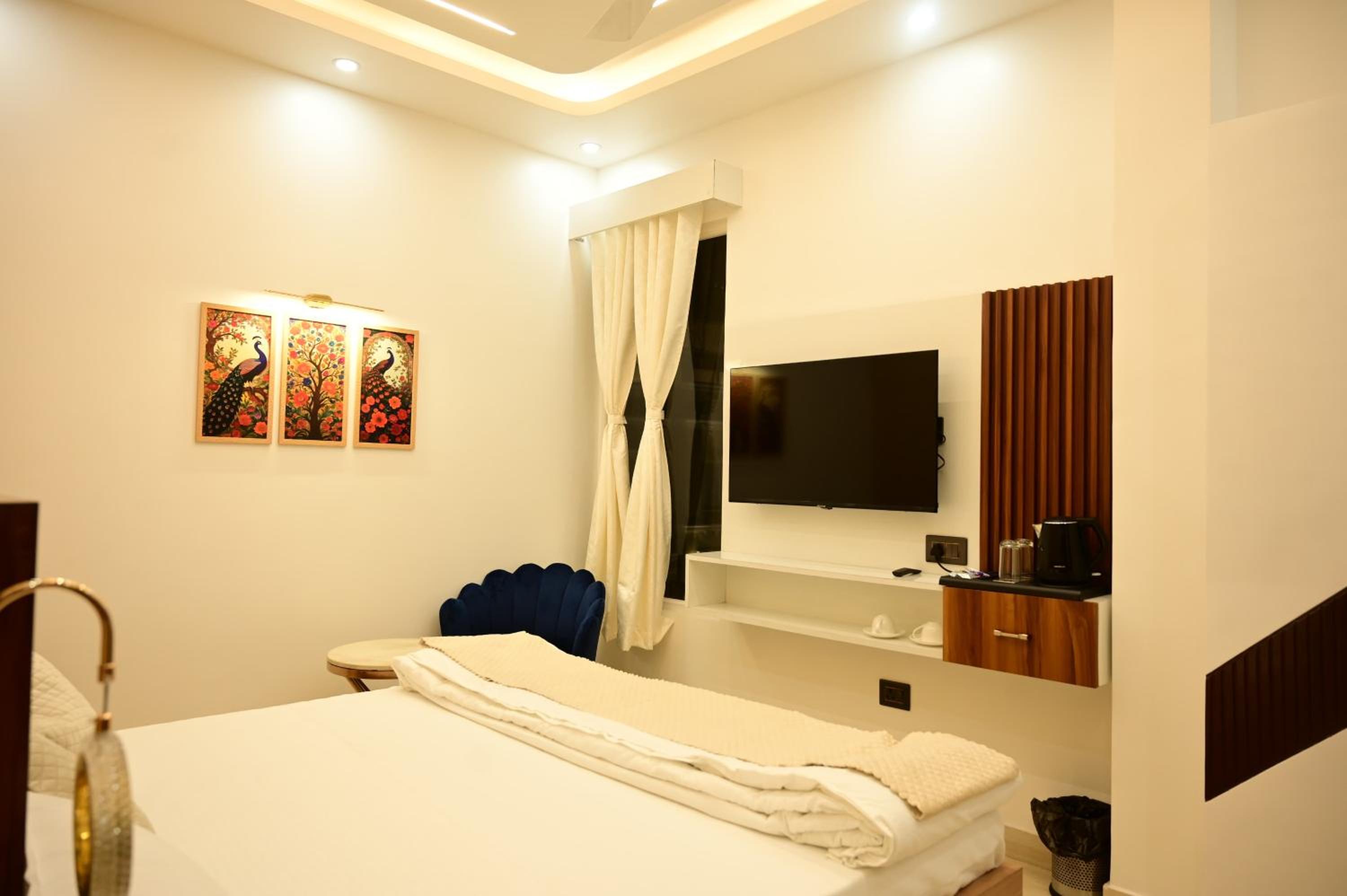 Deluxe Room (2 Adults + 1 Child) - Photo 3