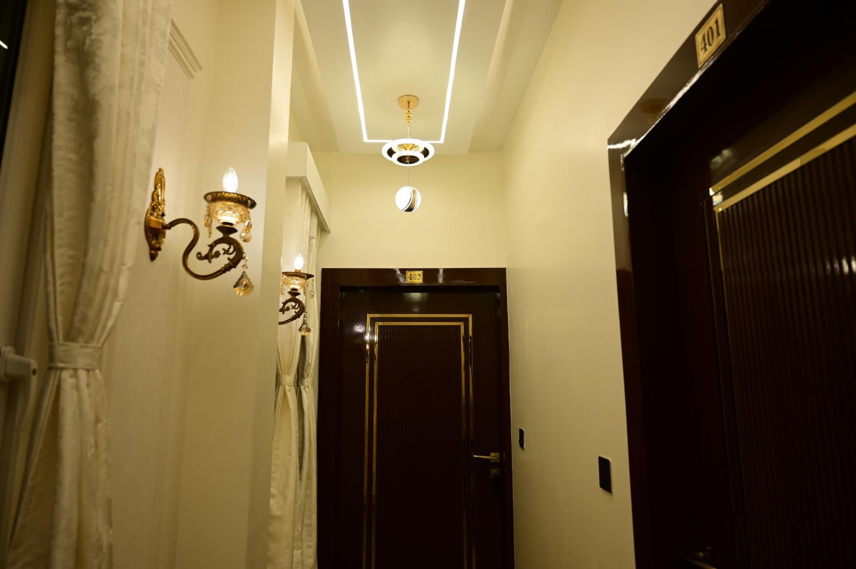 Deluxe Room (2 Adults + 1 Child) - Photo 2