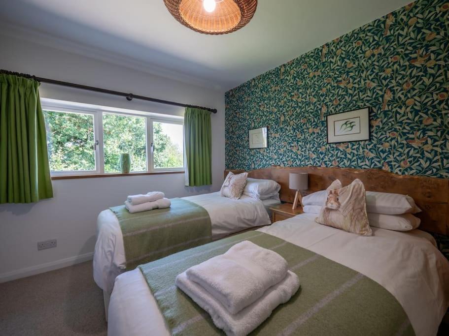 Five-Bedroom House photo 1