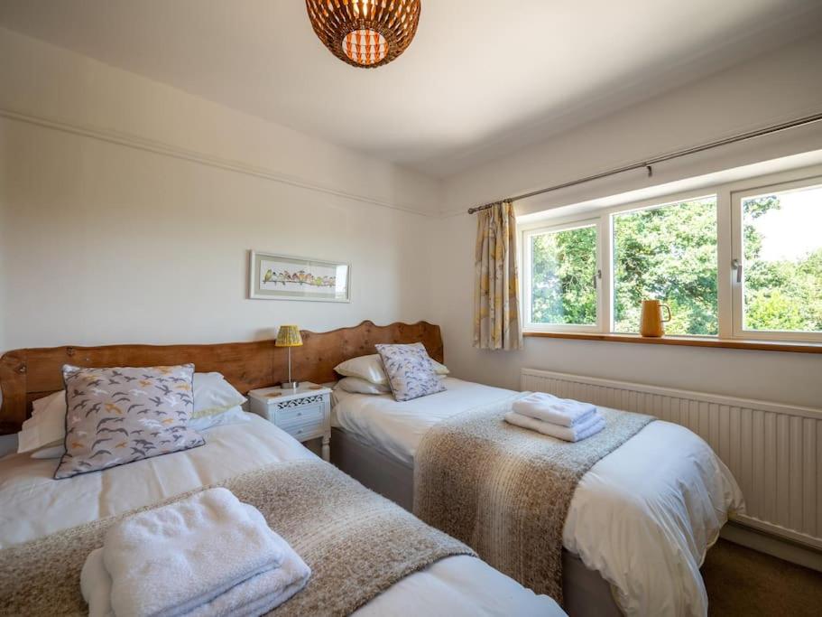 Five-Bedroom House photo 3