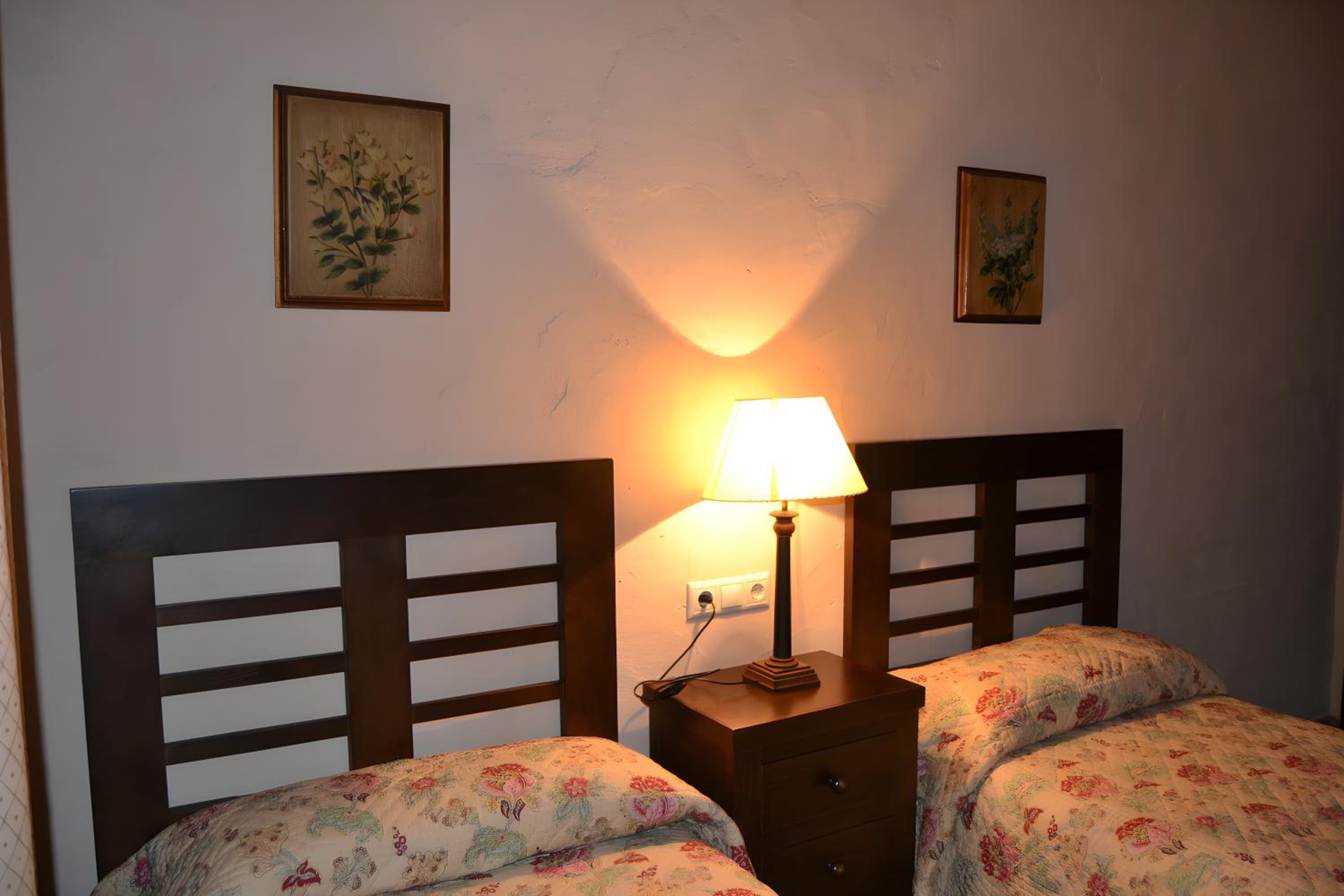 Five-Bedroom House photo 2