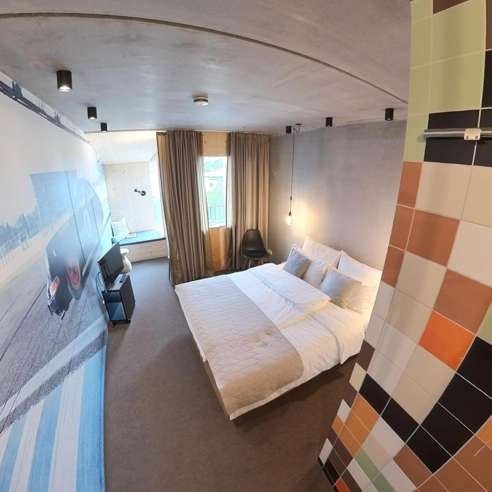 Queen Room with Balcony - Photo 10