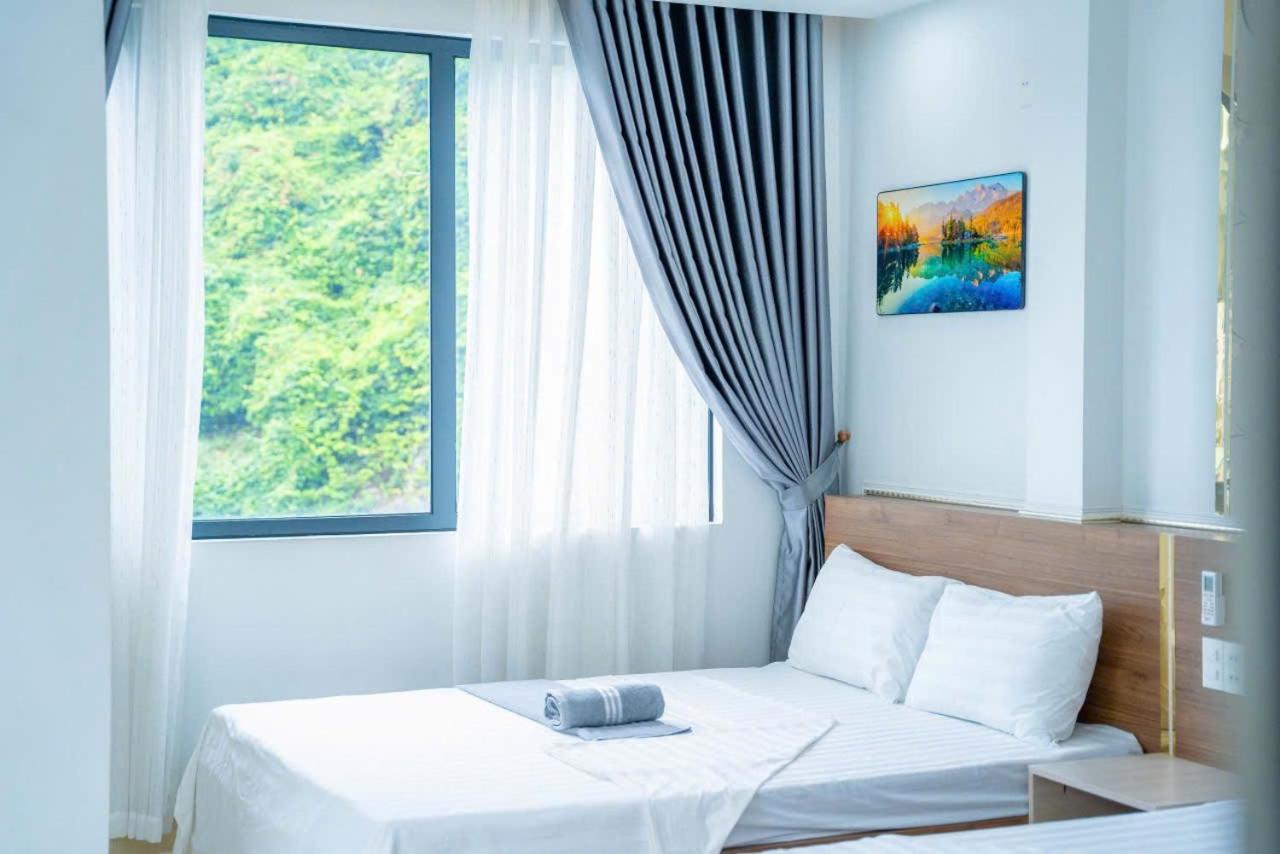 Family Room with Mountain View