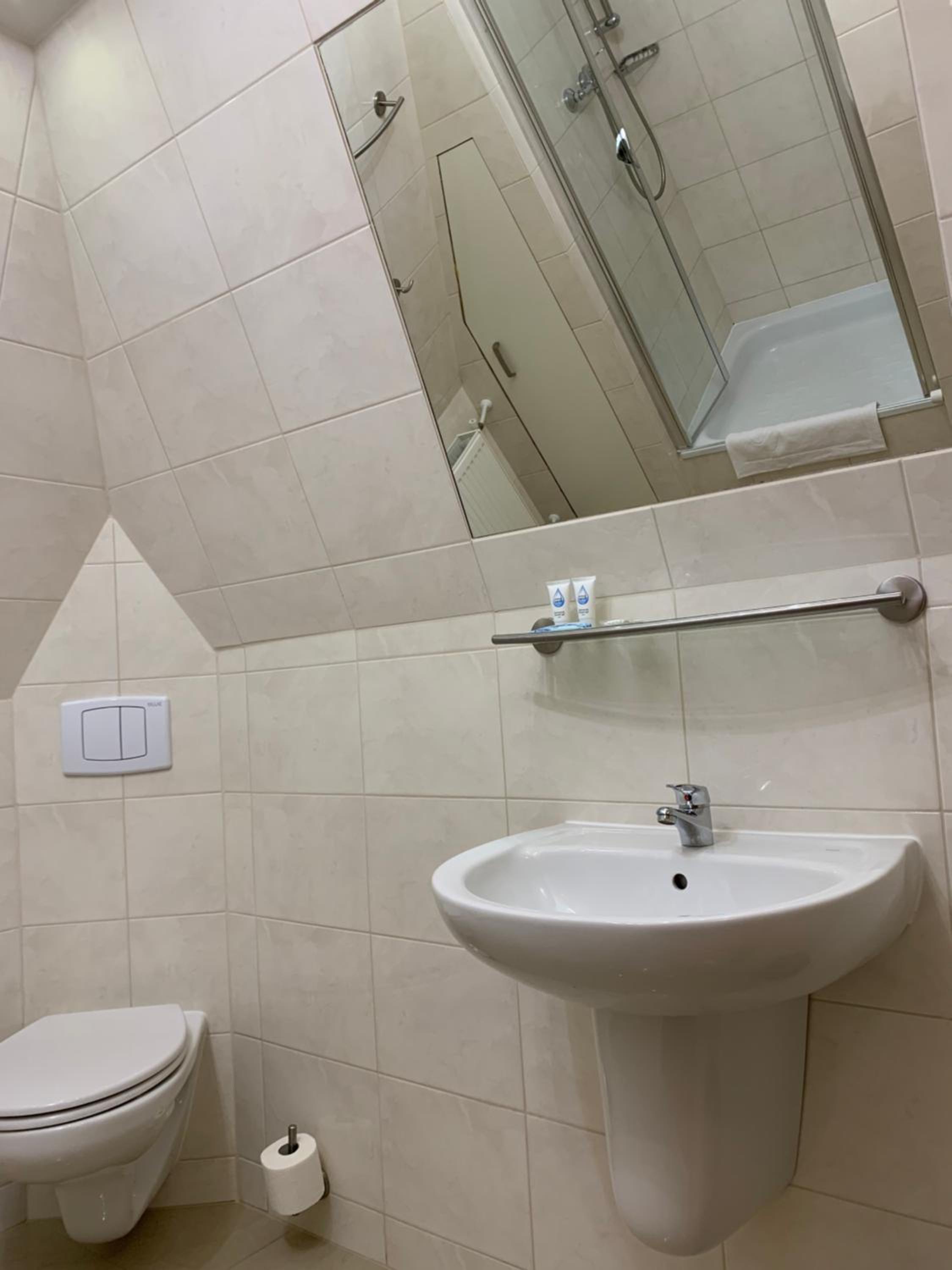 Standard Triple Room - Photo 6