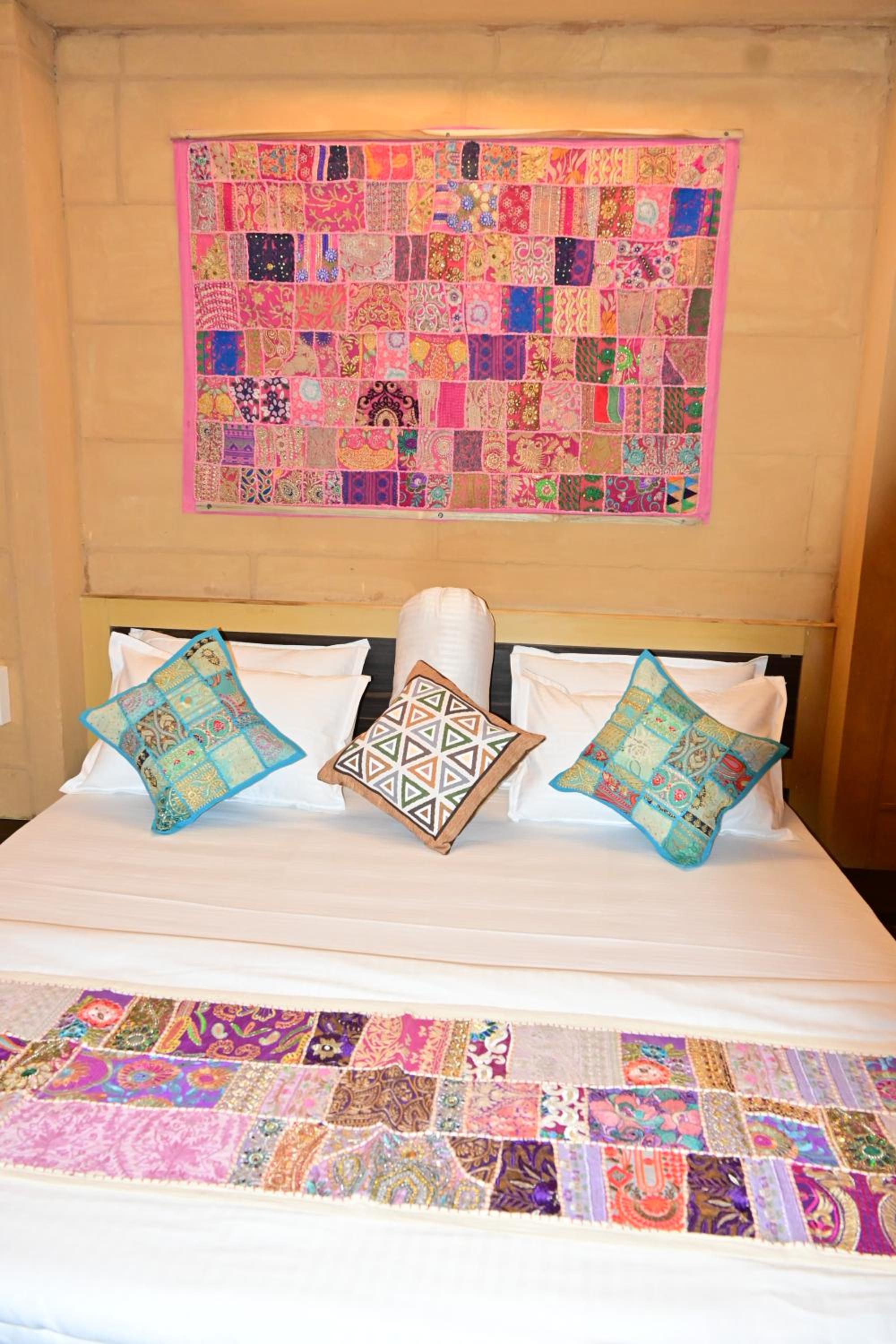 Budget Double Room - Photo 9